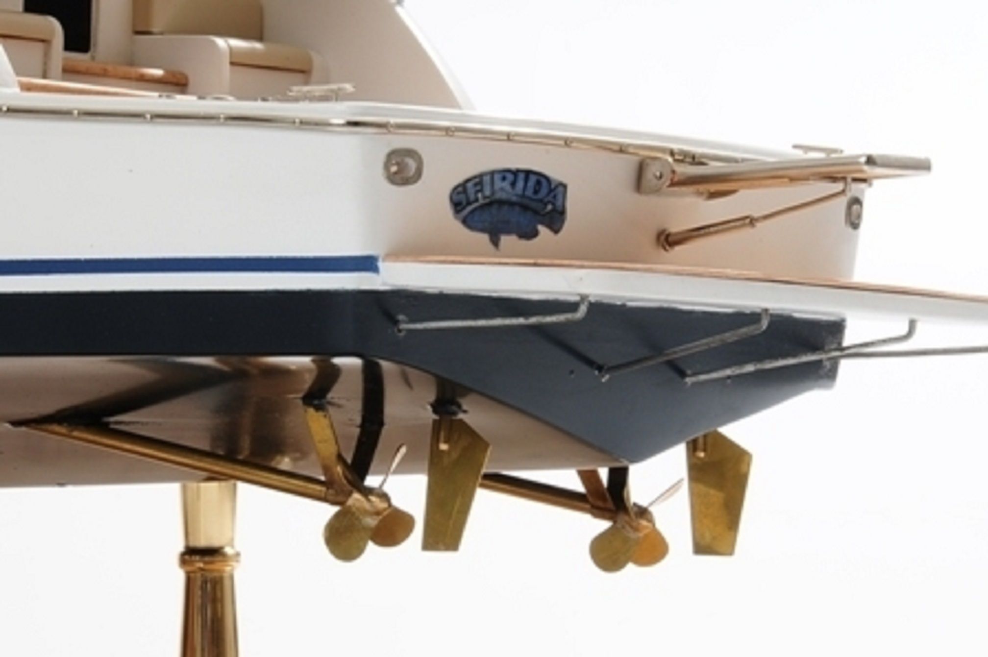 1231-6967-Bertram-700-Model-Yacht-Premier-Range.jpg