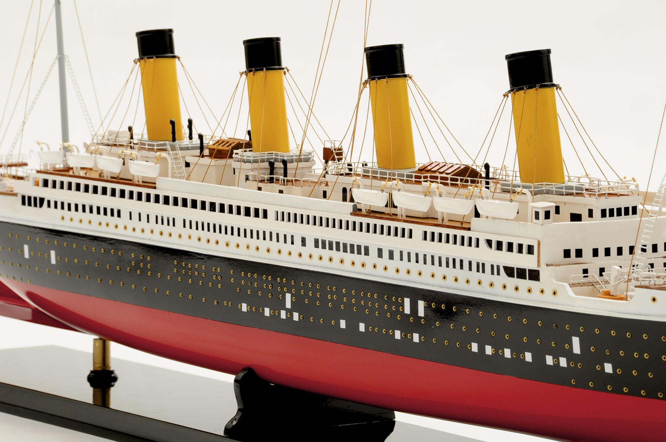 135-5899-RMS-Titanic-Ship-Model-Superior-Range.jpg