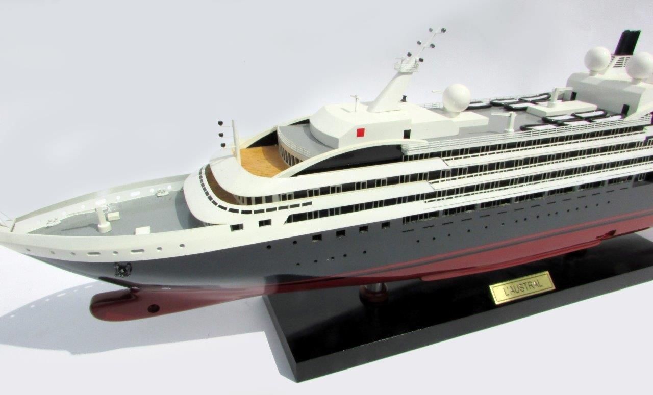 2028-11952-LAustral-Model-Ship.jpg