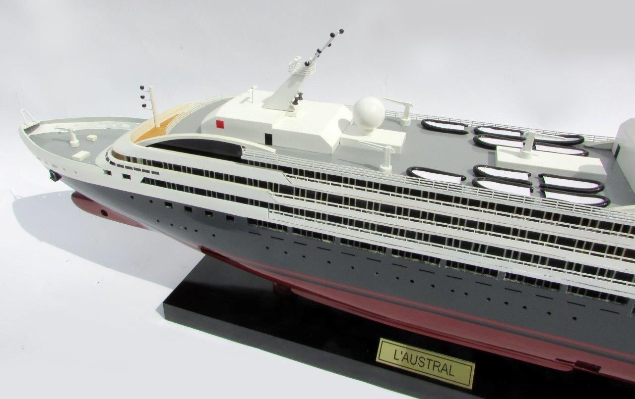 2028-11954-LAustral-Model-Ship.jpg