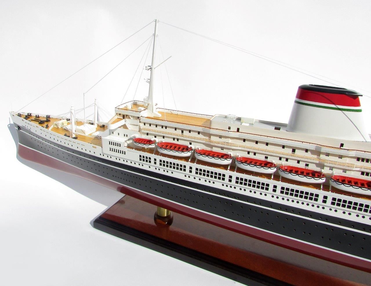 2050-12128-SS-Leonardo-Da-Vinci-Black-Red-Hull-ship-model.jpg