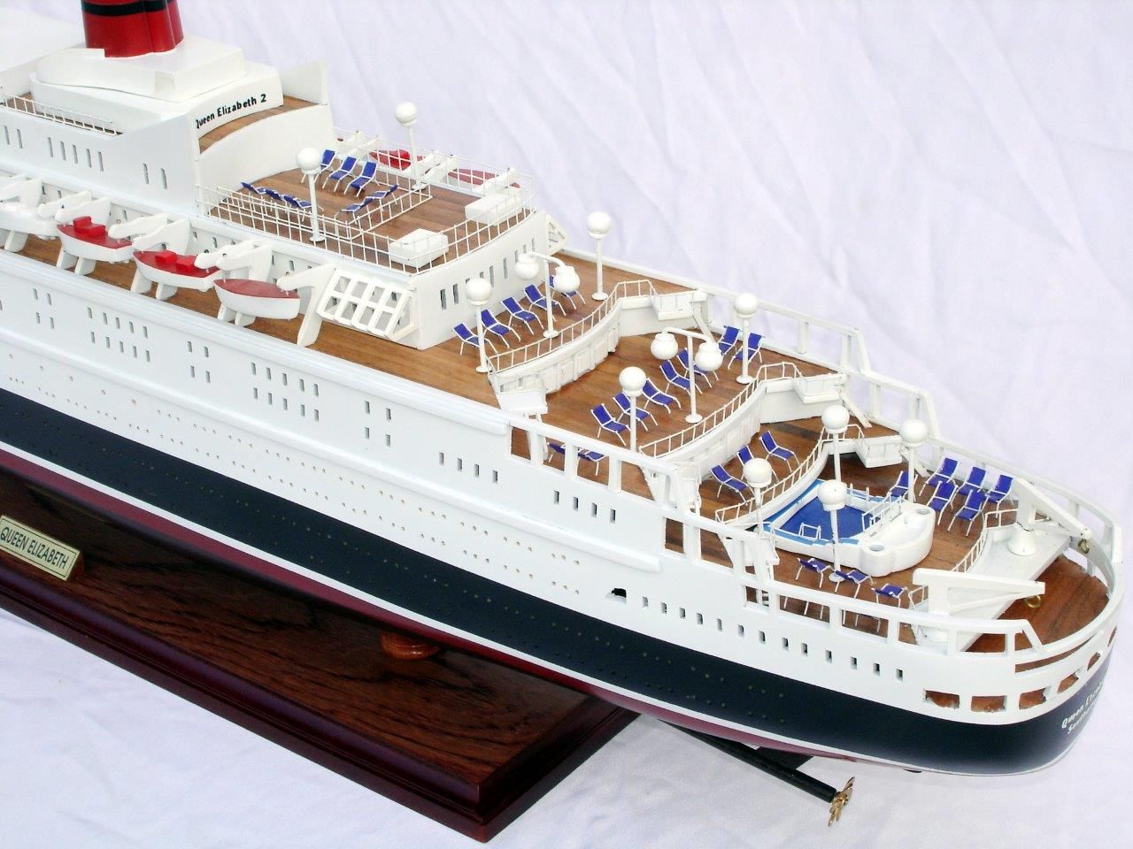 2088-12399-Queen-Elizabeth-2-Ship-Model.jpg