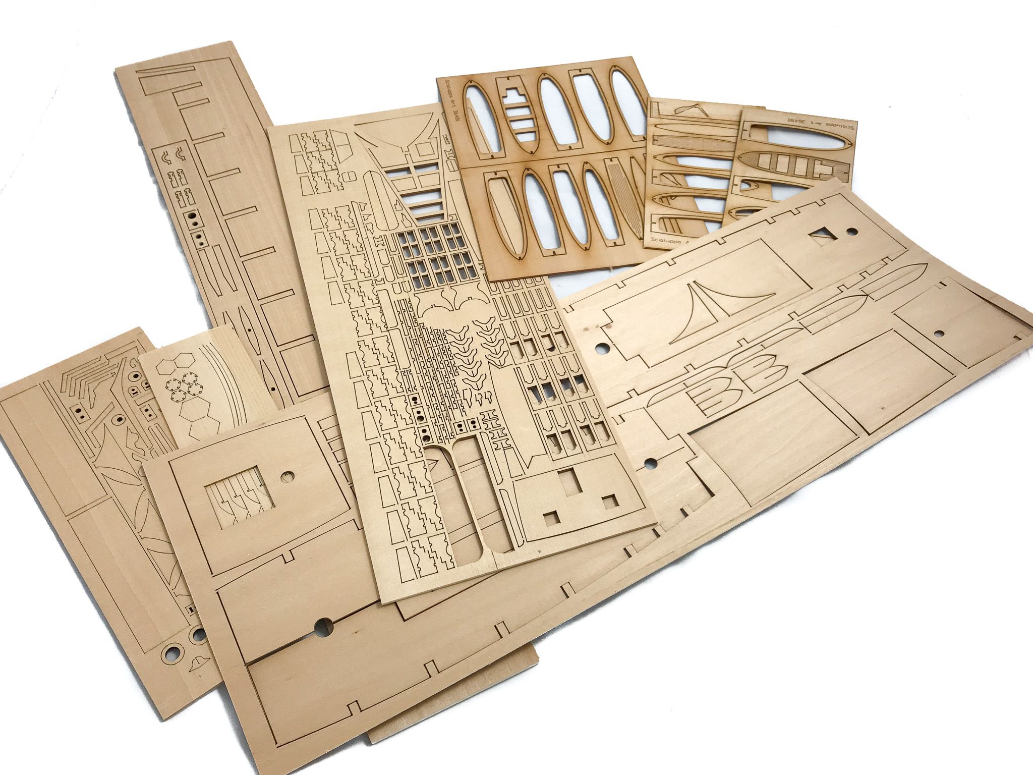 429-13365-La-Couronne-Model-Ship-Kit-1-Mantua-Models-778.jpg