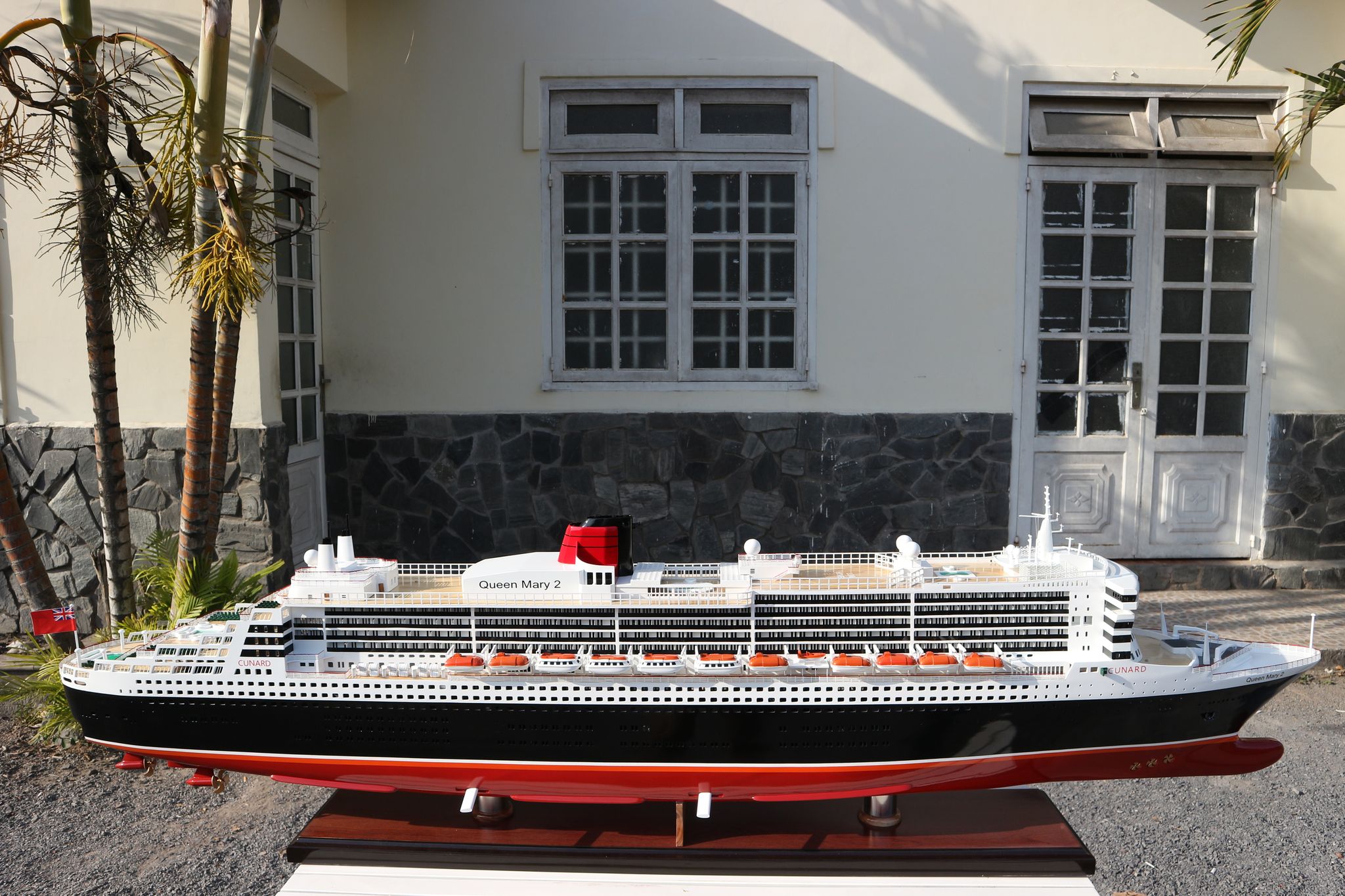 Queen Mary 2 Display Ship Model - GN