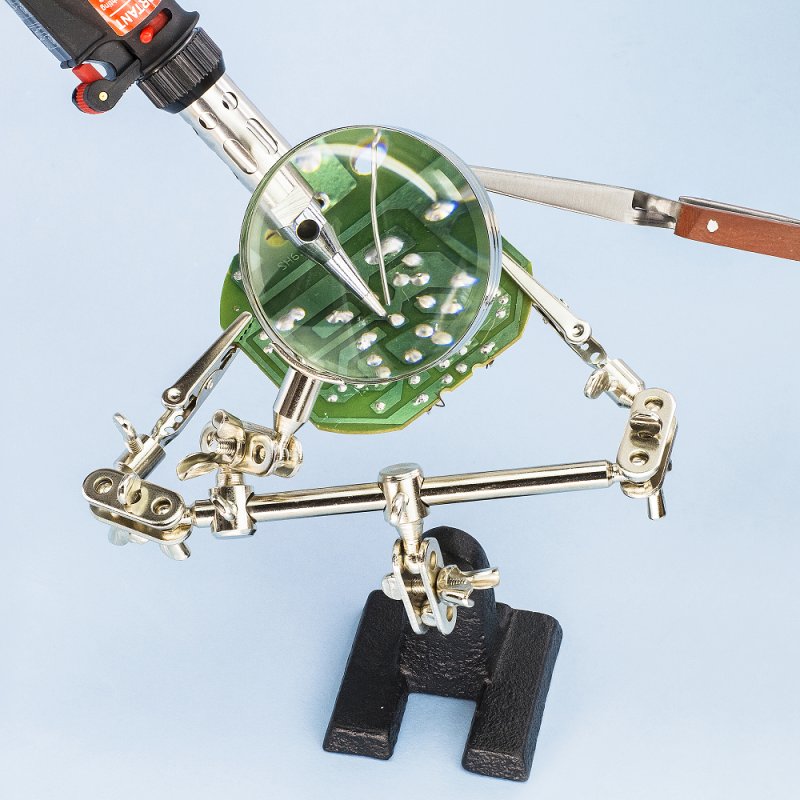 zoom_Helping_Hands__Glass_Magnifier_2.jpg