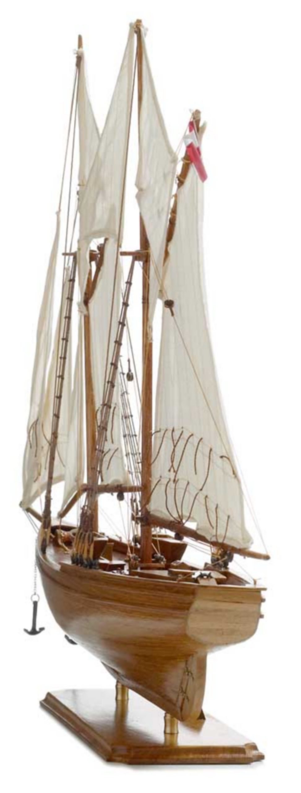 116-8124-Blue-Nose-I-Model-Yacht-Superior-Range-scaled-1