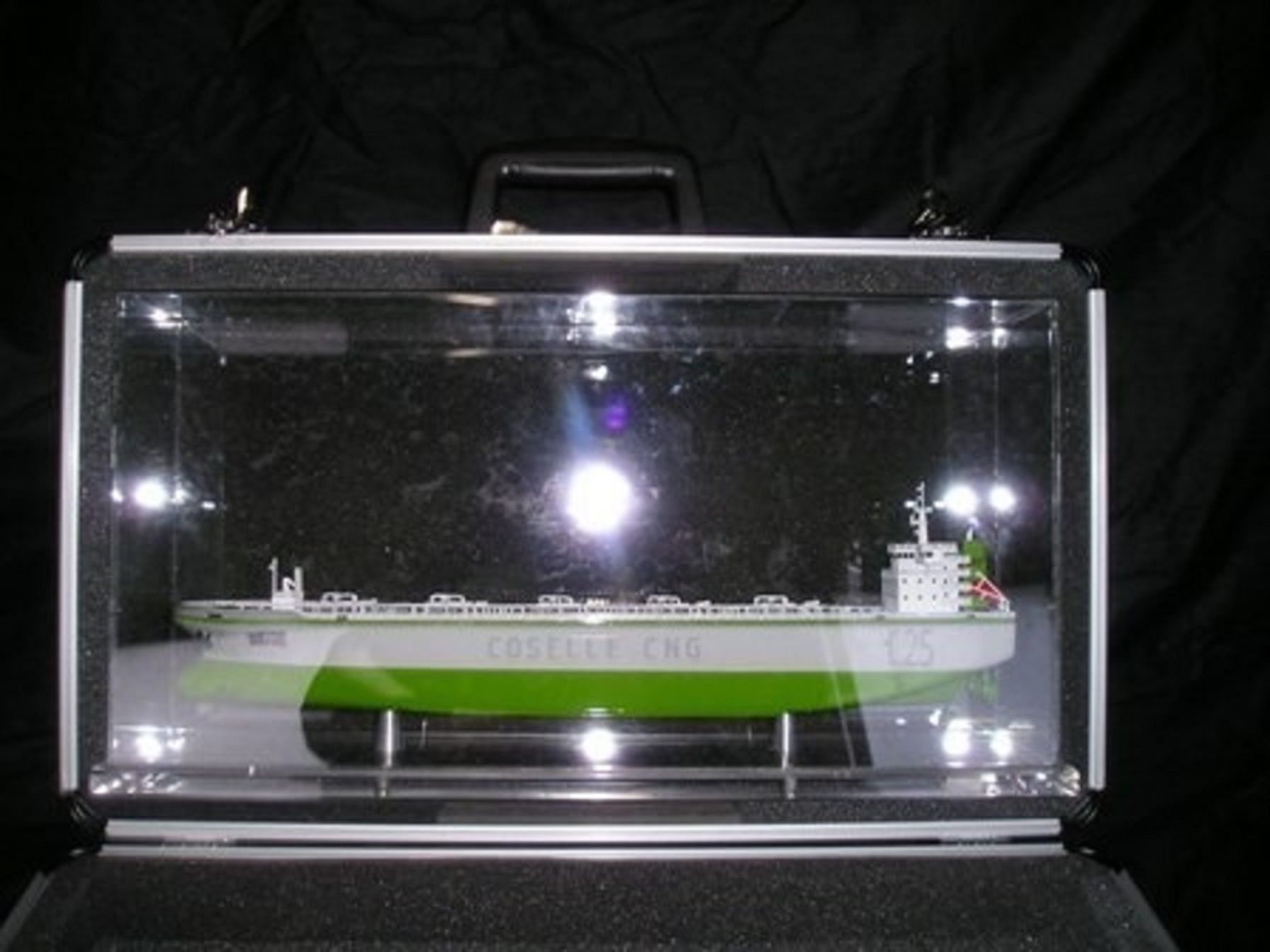 Maquette bateau - Coque ouverte du GNC (Gaz Naturel Comprimé) en vitrine