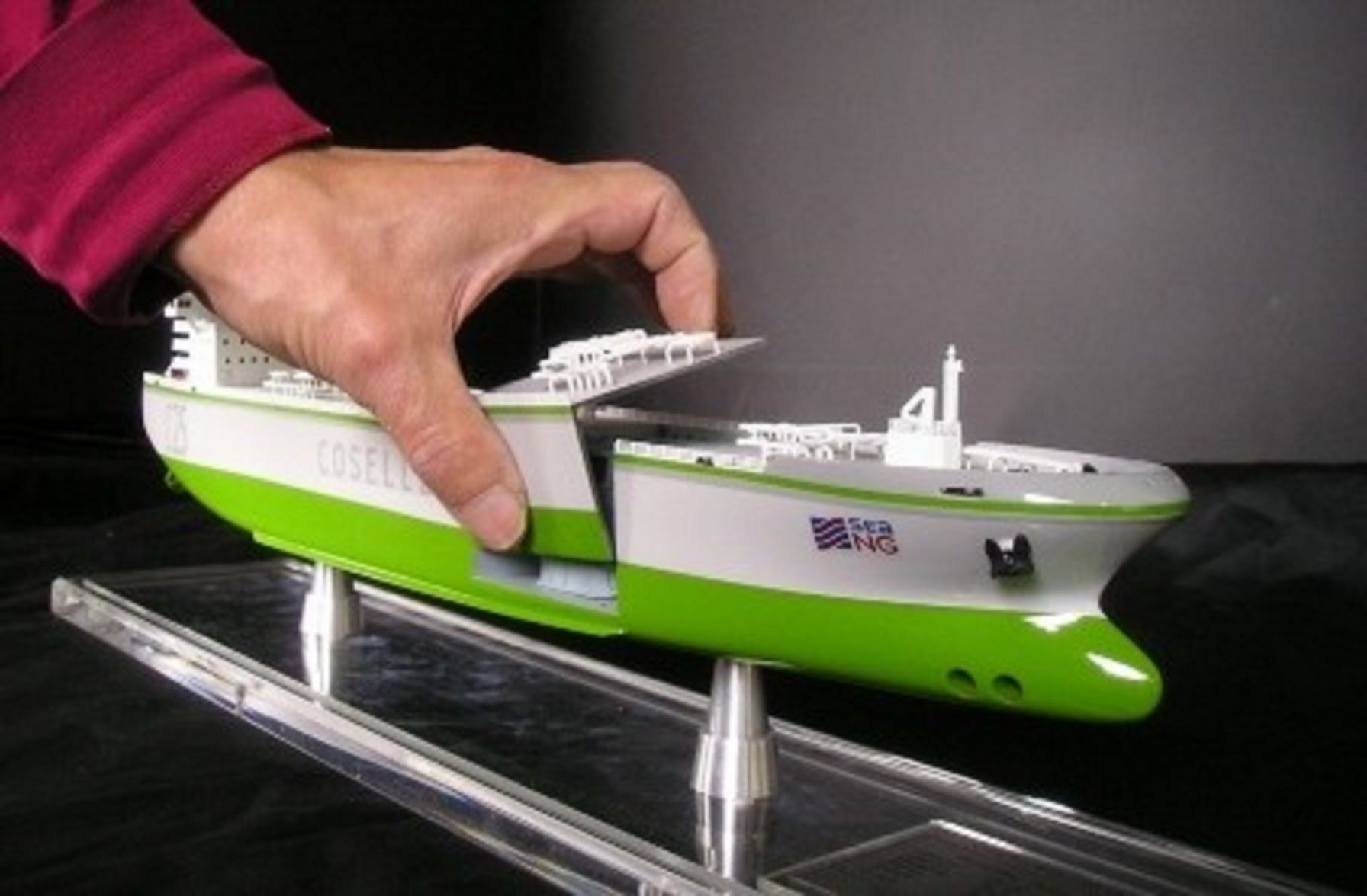 1227-6673-CNG-Open-Hull-model-in-Display-case