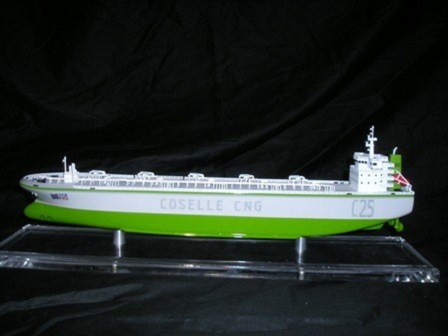 1227-6674-CNG-Open-Hull-model-in-Display-case