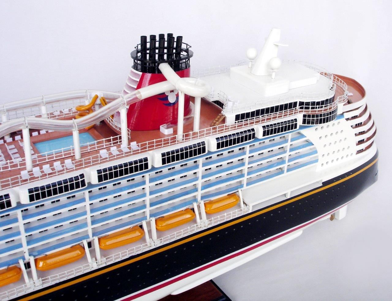 1990-11705-Disney-Dream-Model-boat