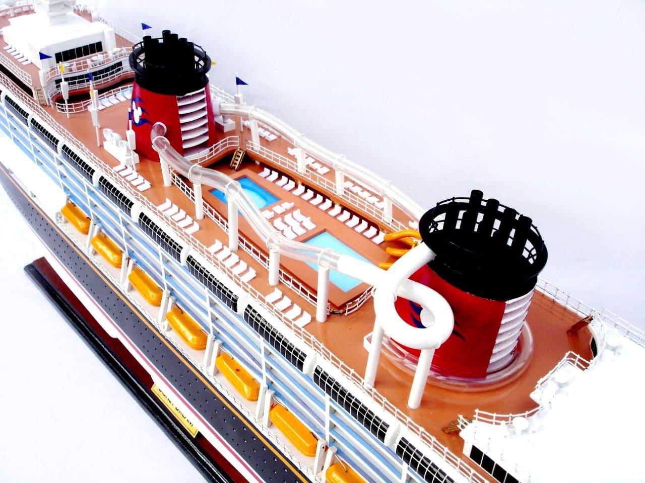 1990-11708-Disney-Dream-Model-boat
