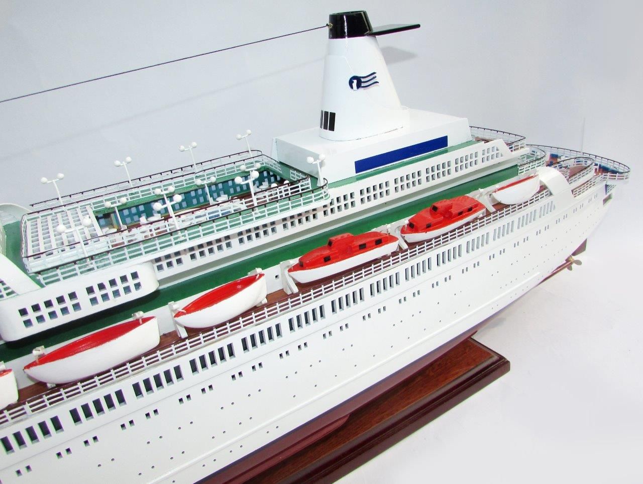 2036-12043-MS-Pacific-Princess-Model-Boat
