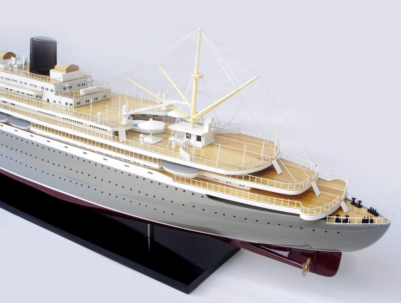 2040-12064-MS-Willem-Ruys-Ship-Model