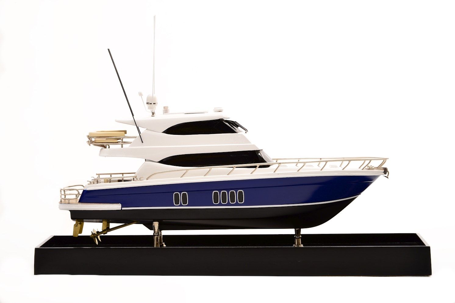 2189-12894-Maritimo-70-Model-Yacht