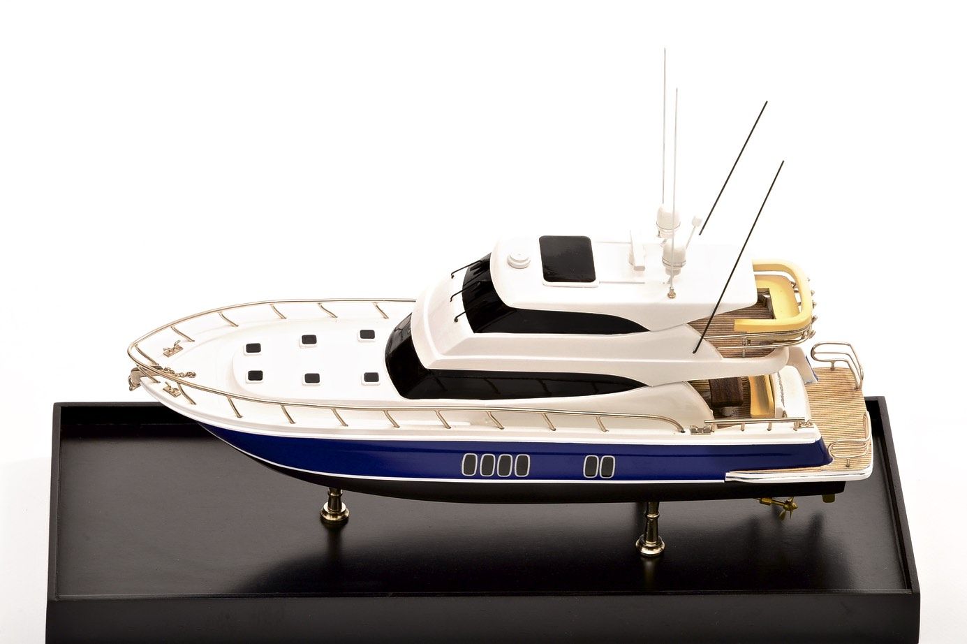 2189-12895-Maritimo-70-Model-Yacht