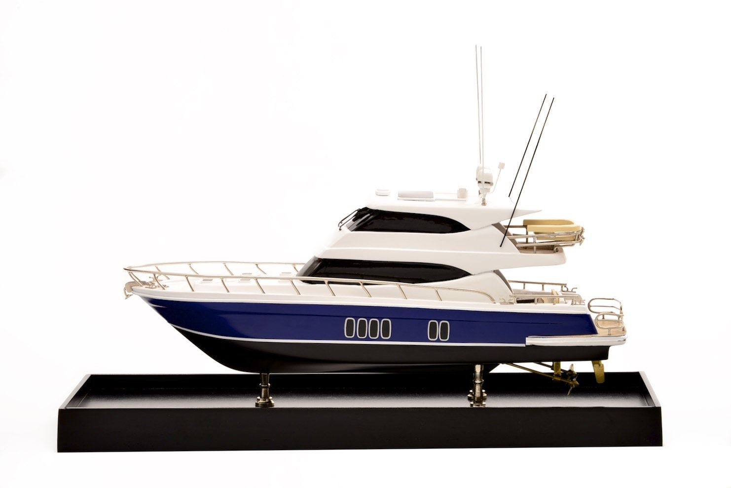 2189-12896-Maritimo-70-Model-Yacht