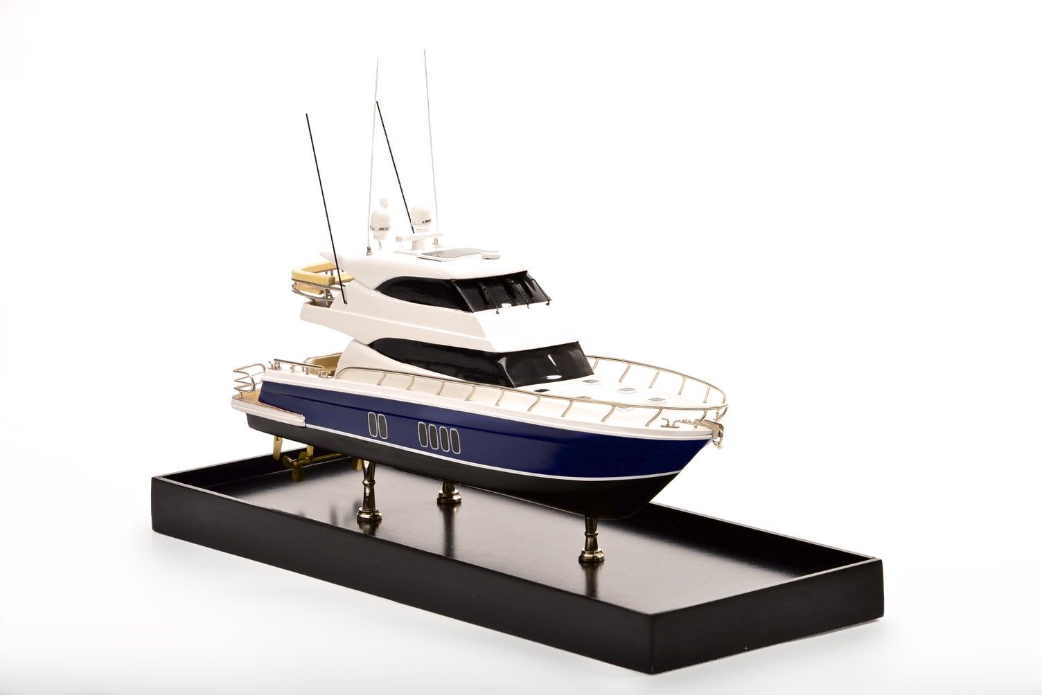 2189-12897-Maritimo-70-Model-Yacht