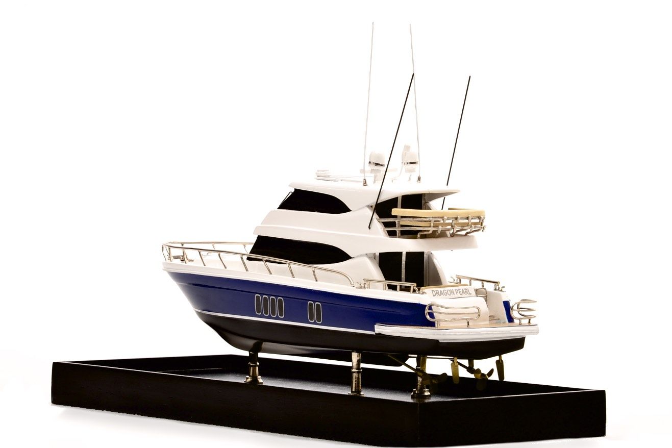 2189-12899-Maritimo-70-Model-Yacht