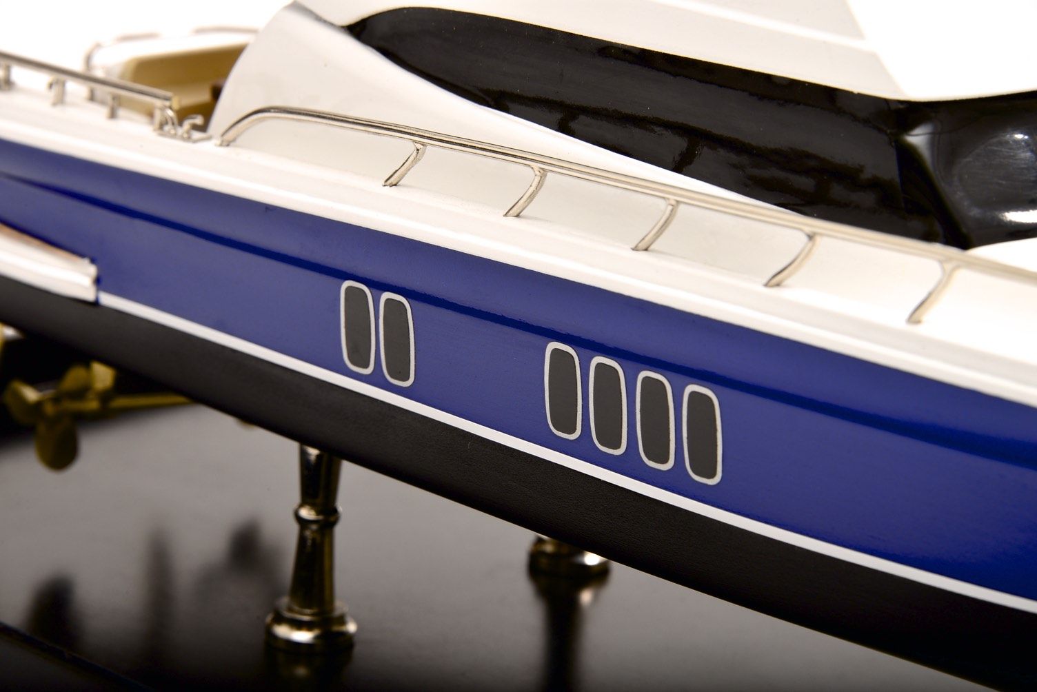 2189-12906-Maritimo-70-Model-Yacht