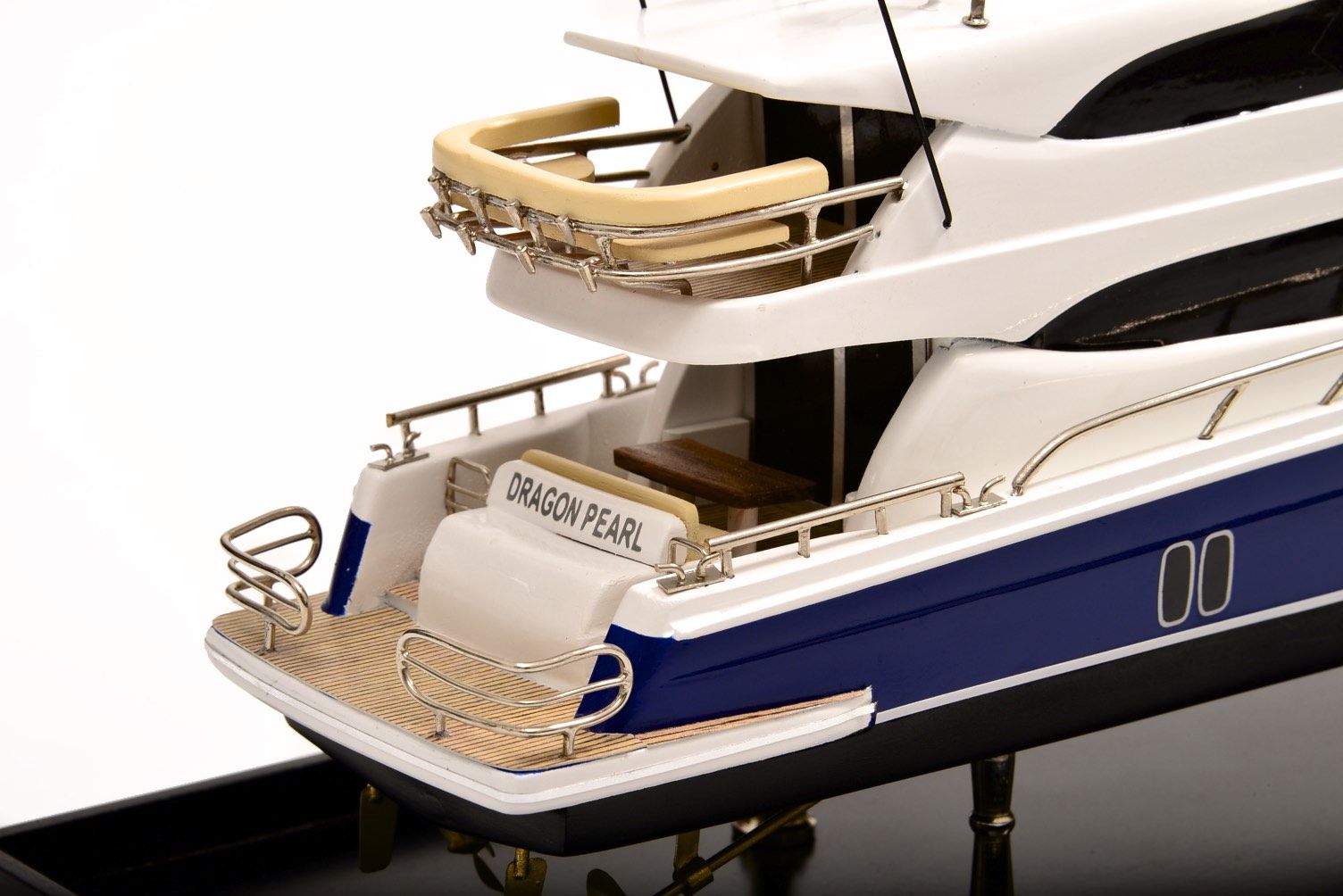 2189-12909-Maritimo-70-Model-Yacht