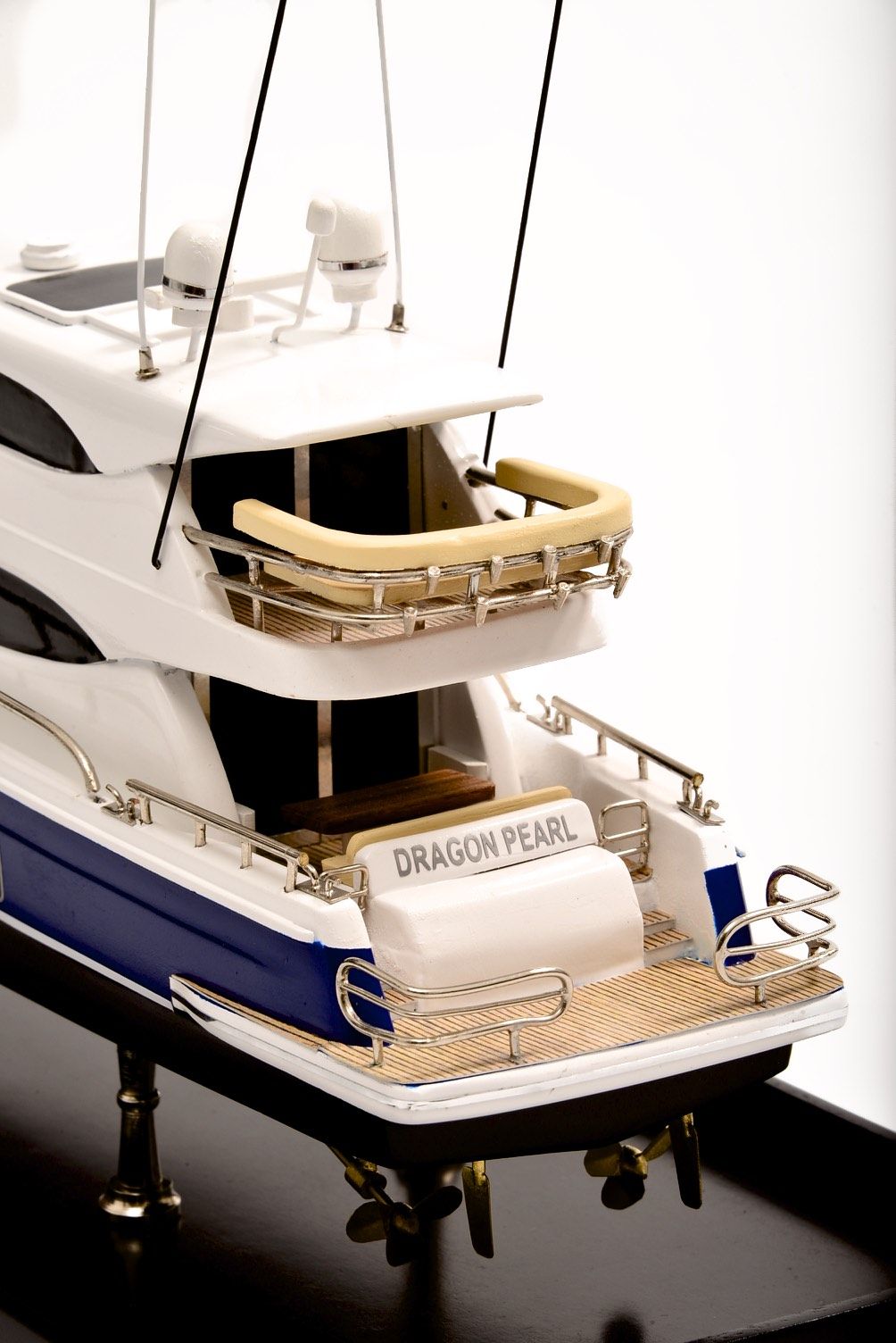 2189-12913-Maritimo-70-Model-Yacht