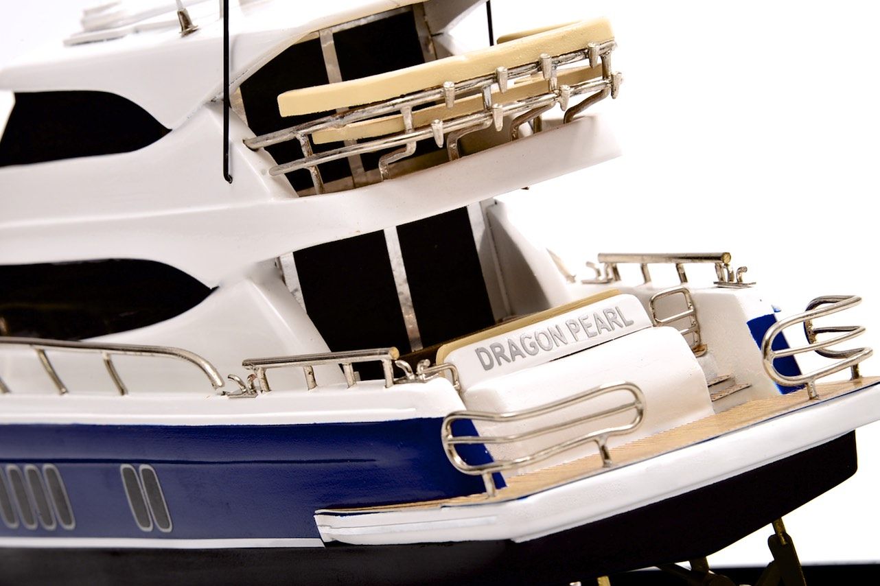 2189-12914-Maritimo-70-Model-Yacht