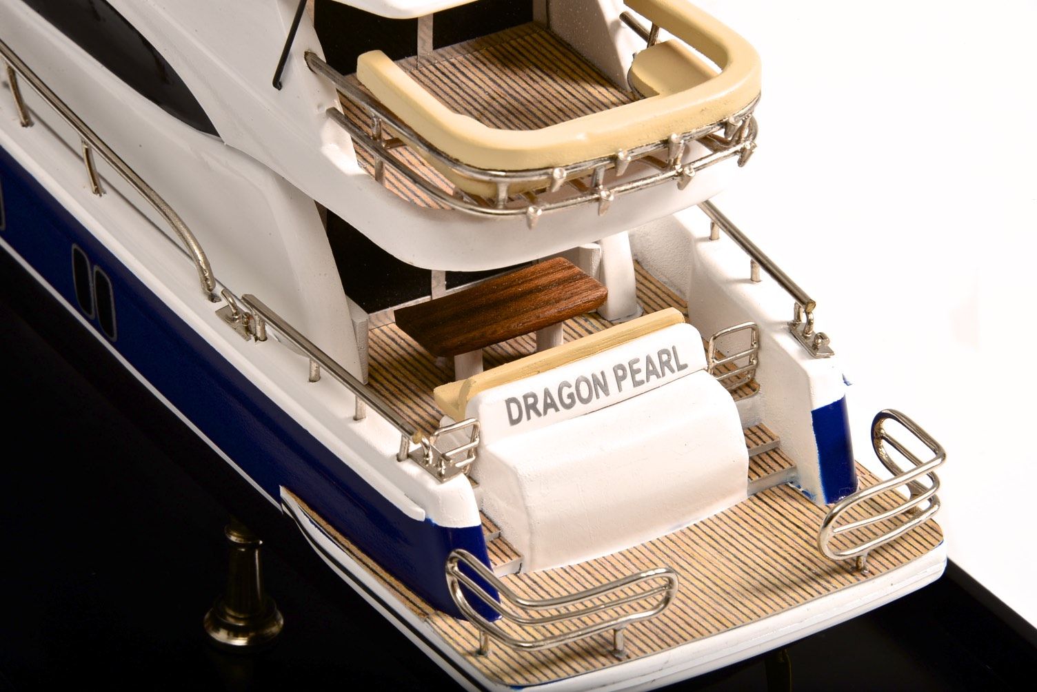 2189-12916-Maritimo-70-Model-Yacht