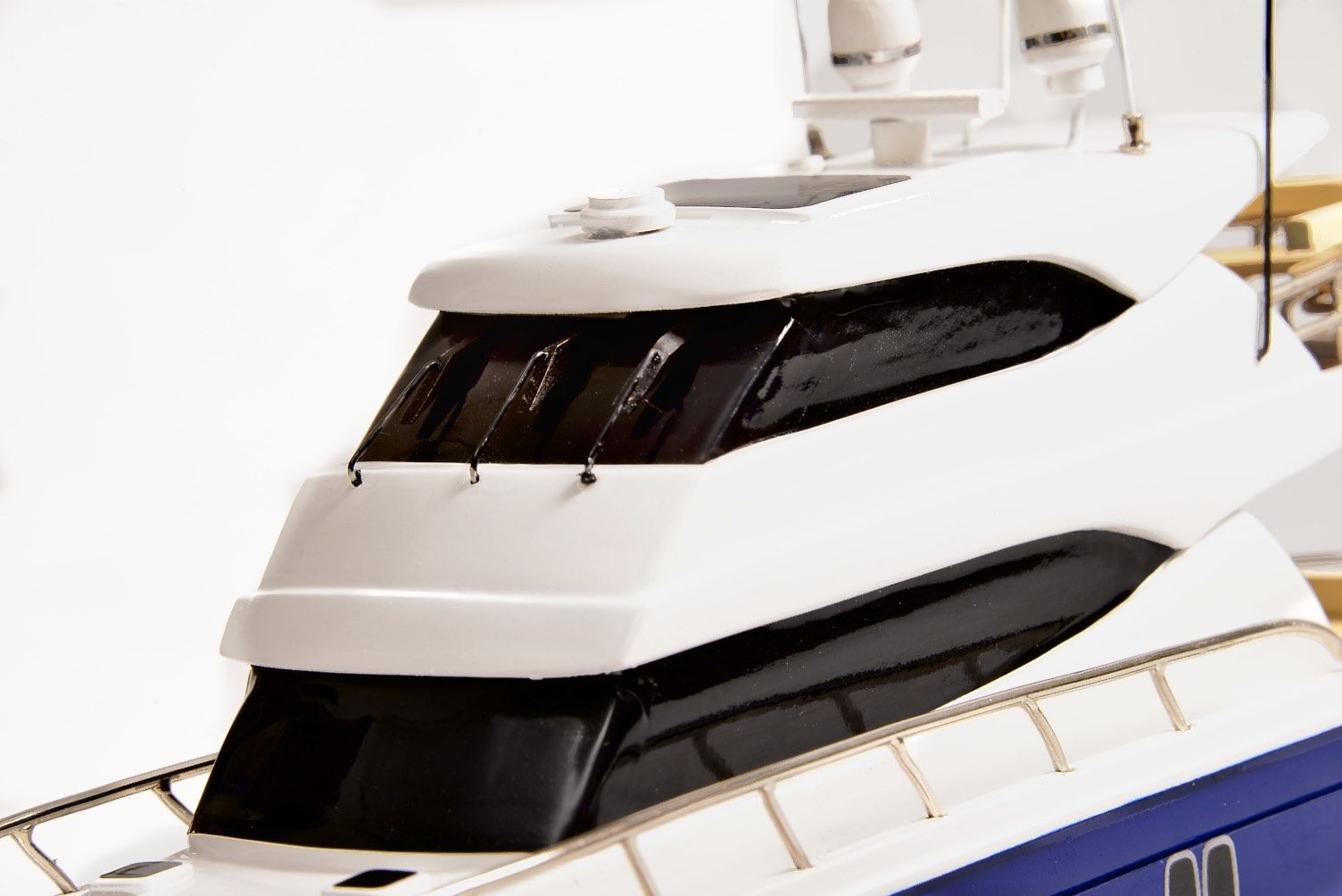 2189-12919-Maritimo-70-Model-Yacht
