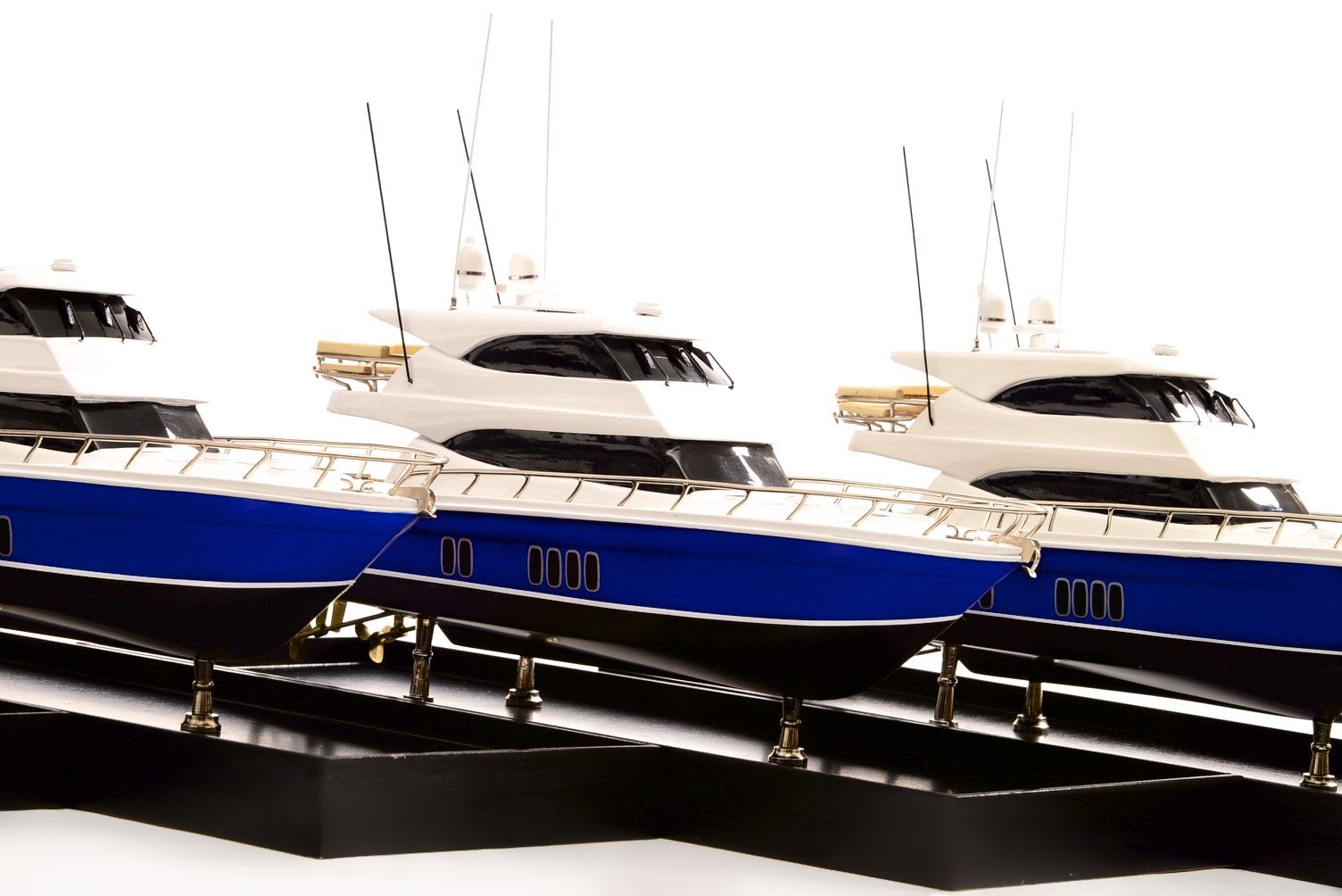 2189-12921-Maritimo-70-Model-Yacht