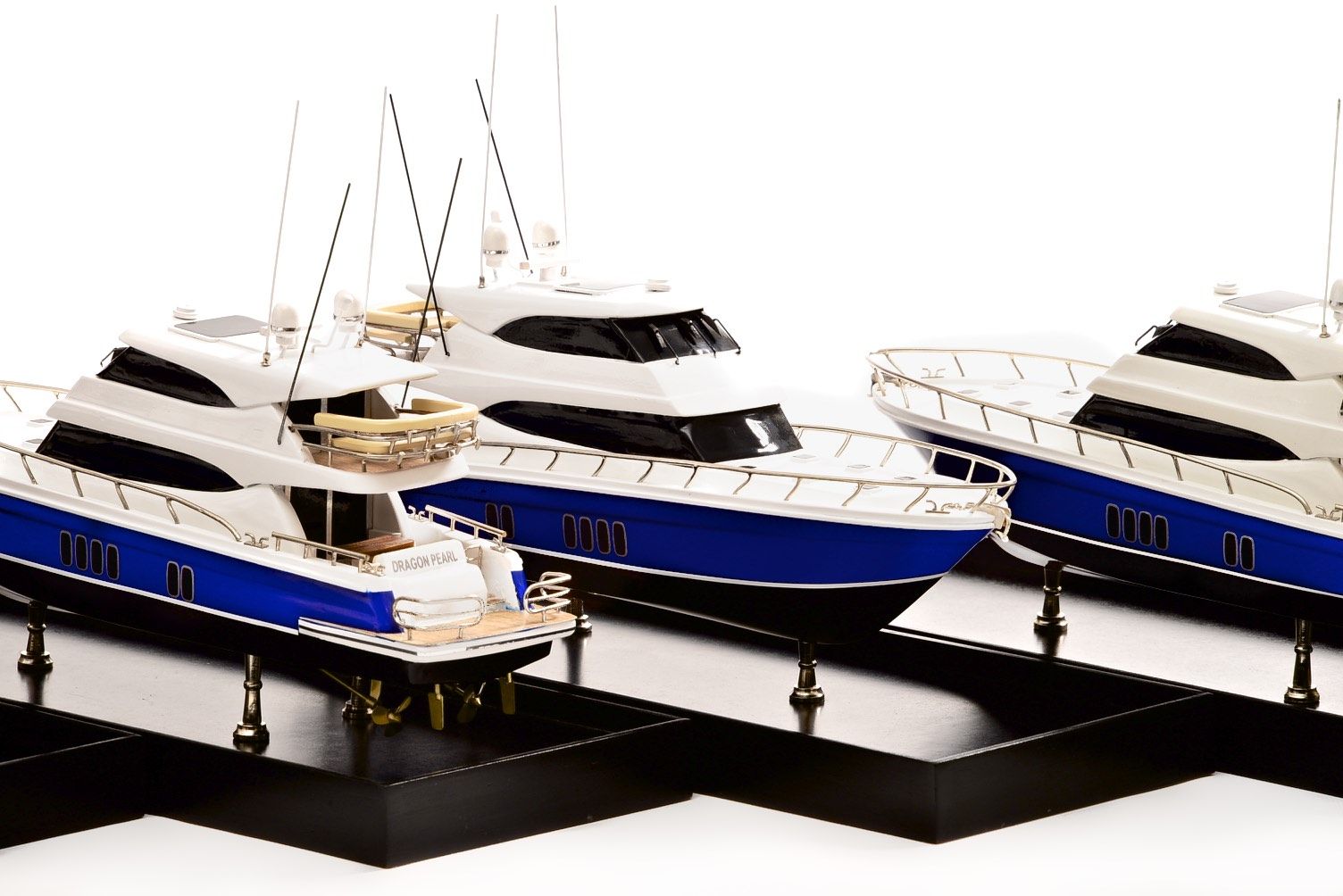 2189-12923-Maritimo-70-Model-Yacht