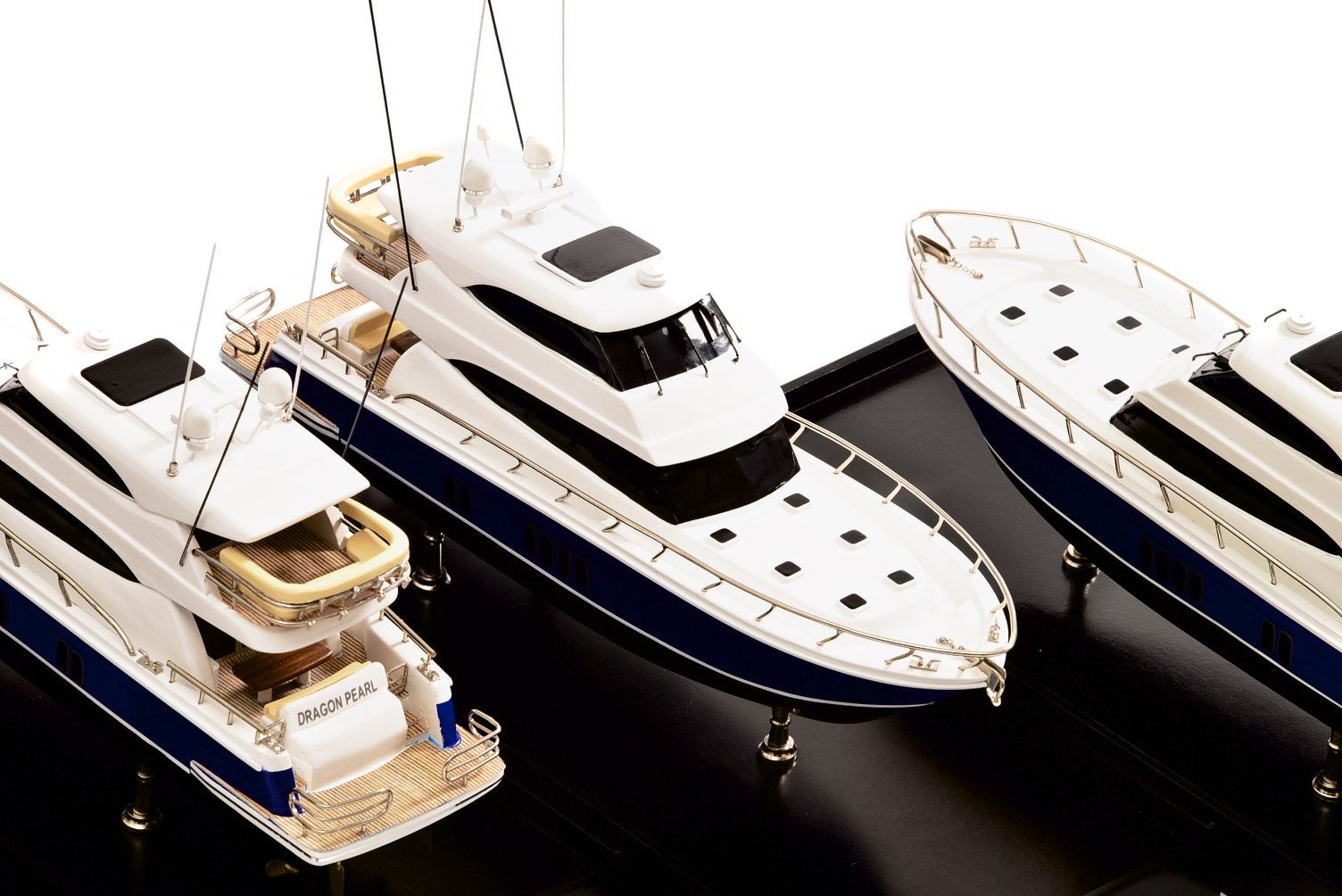 2189-12924-Maritimo-70-Model-Yacht