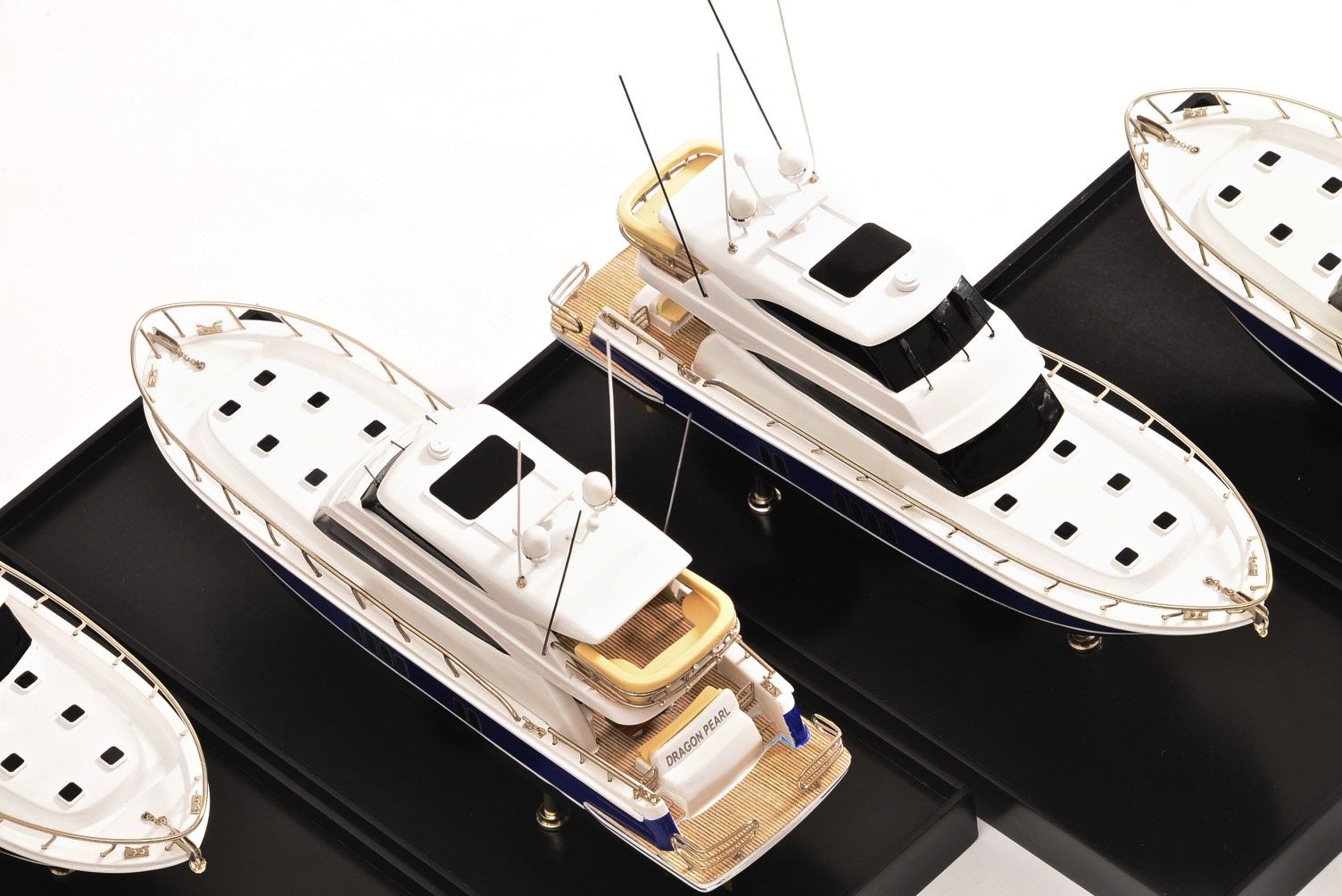 2189-12926-Maritimo-70-Model-Yacht