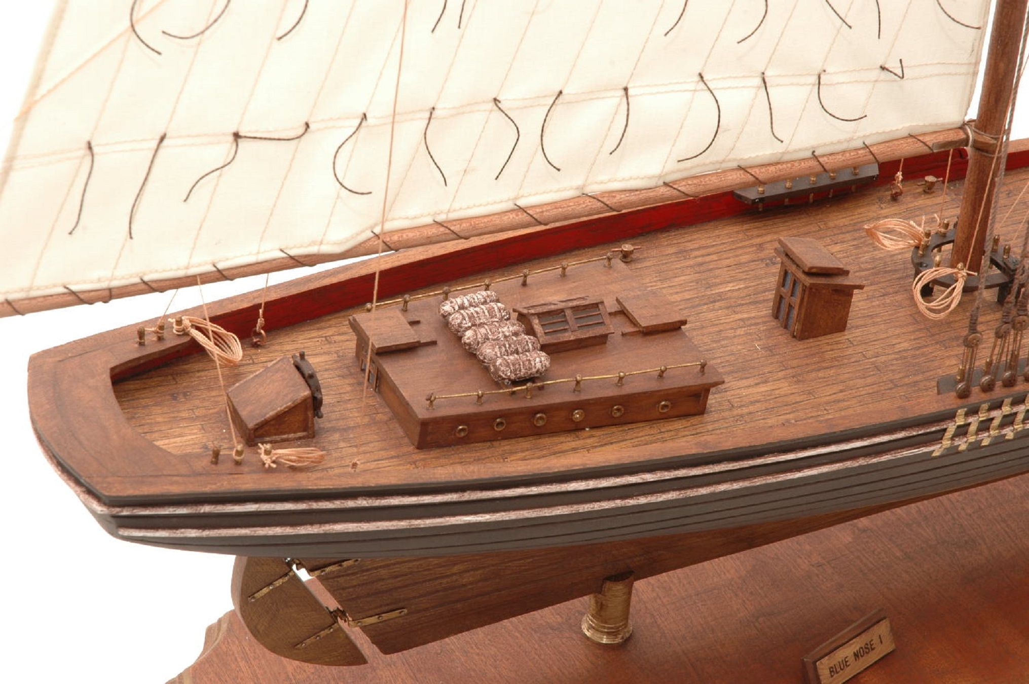 471-6970-Blue-Nose-II-Model-Yacht-Premier-Range