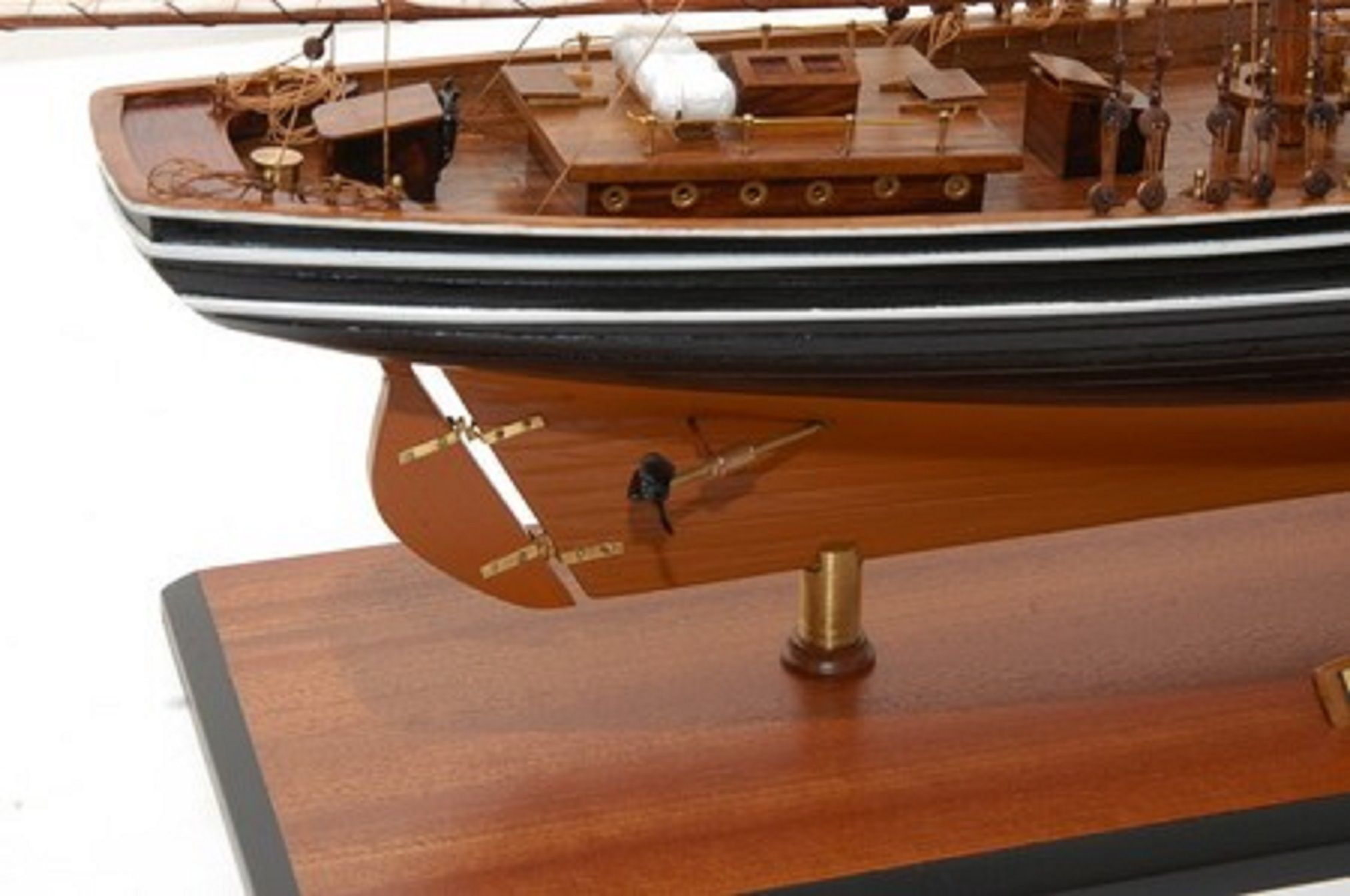 471-6971-Blue-Nose-II-Model-Yacht-Premier-Range