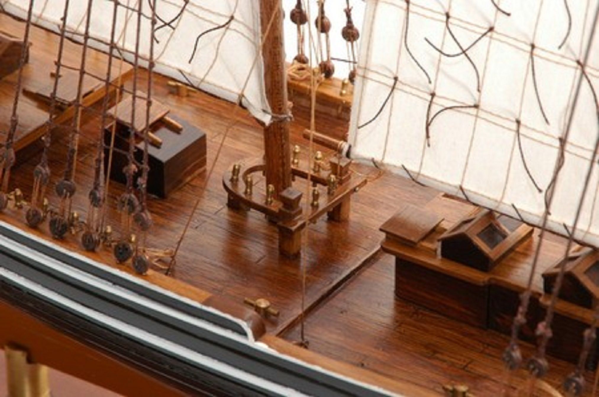 471-6976-Blue-Nose-II-Model-Yacht-Premier-Range