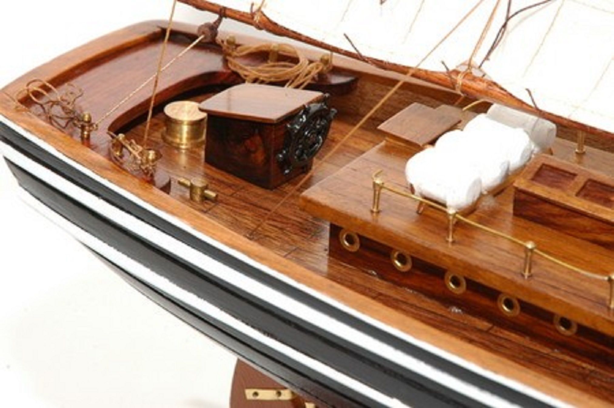 471-6977-Blue-Nose-II-Model-Yacht-Premier-Range