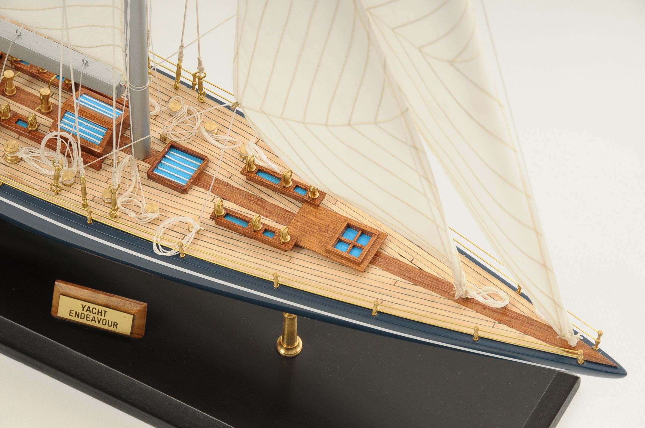 472-8247-Endeavour-Model-Yacht-Superior-Range
