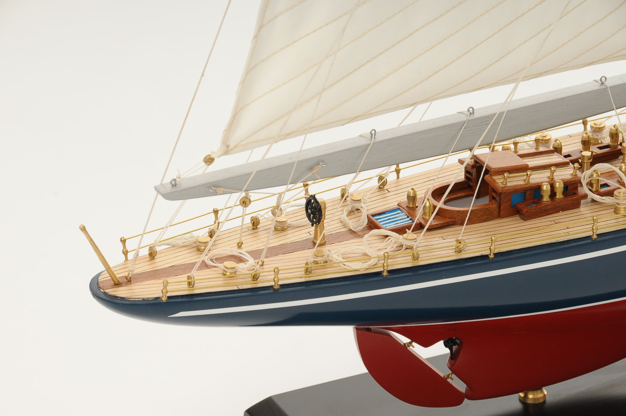 472-8248-Endeavour-Model-Yacht-Superior-Range