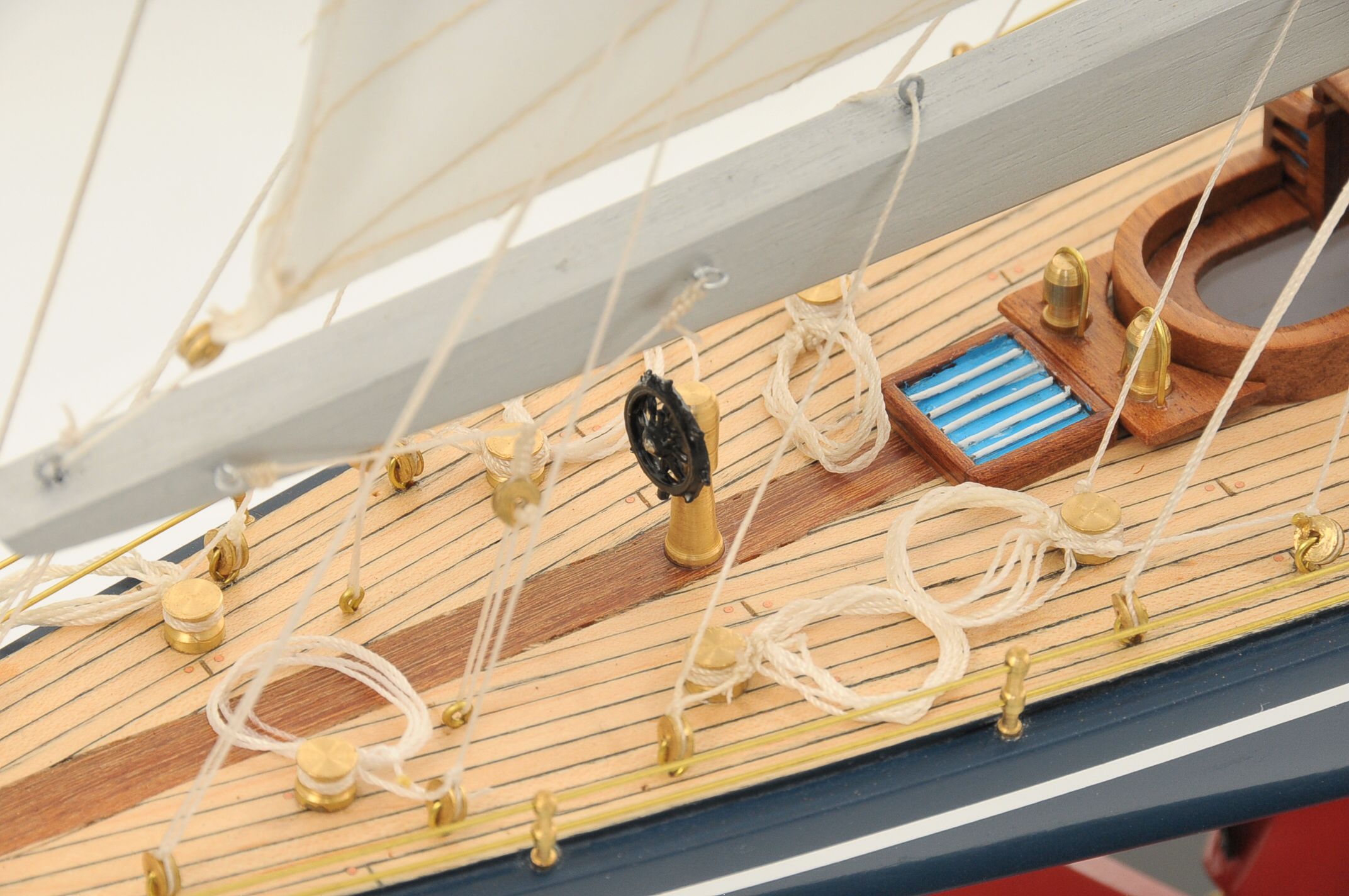 472-8251-Endeavour-Model-Yacht-Superior-Range