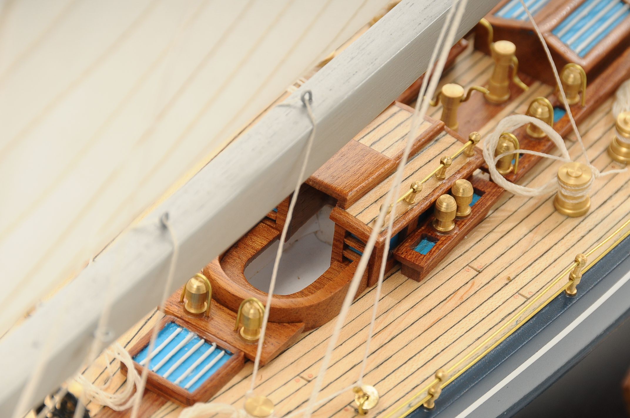 472-8252-Endeavour-Model-Yacht-Superior-Range