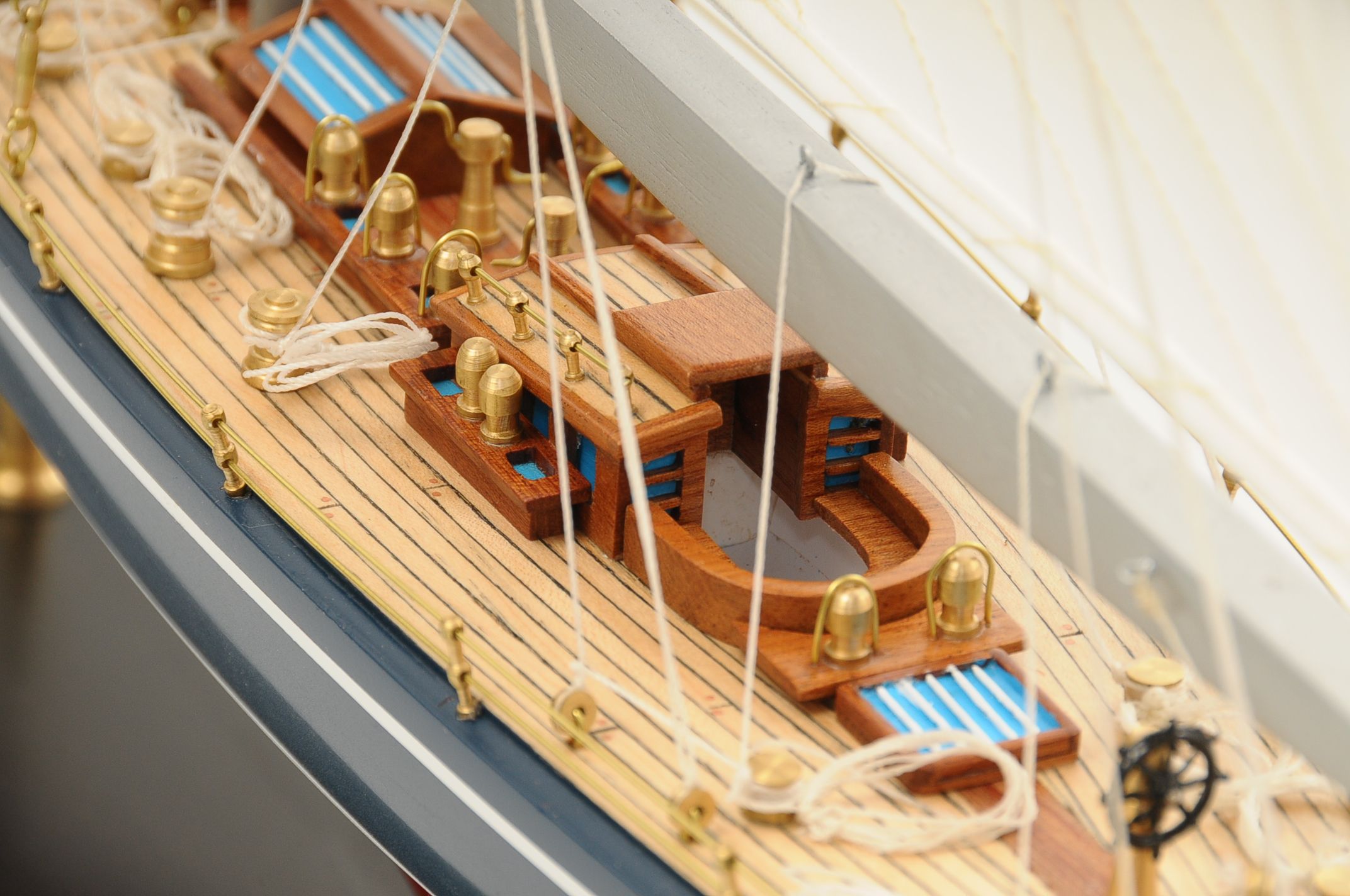 472-8253-Endeavour-Model-Yacht-Superior-Range