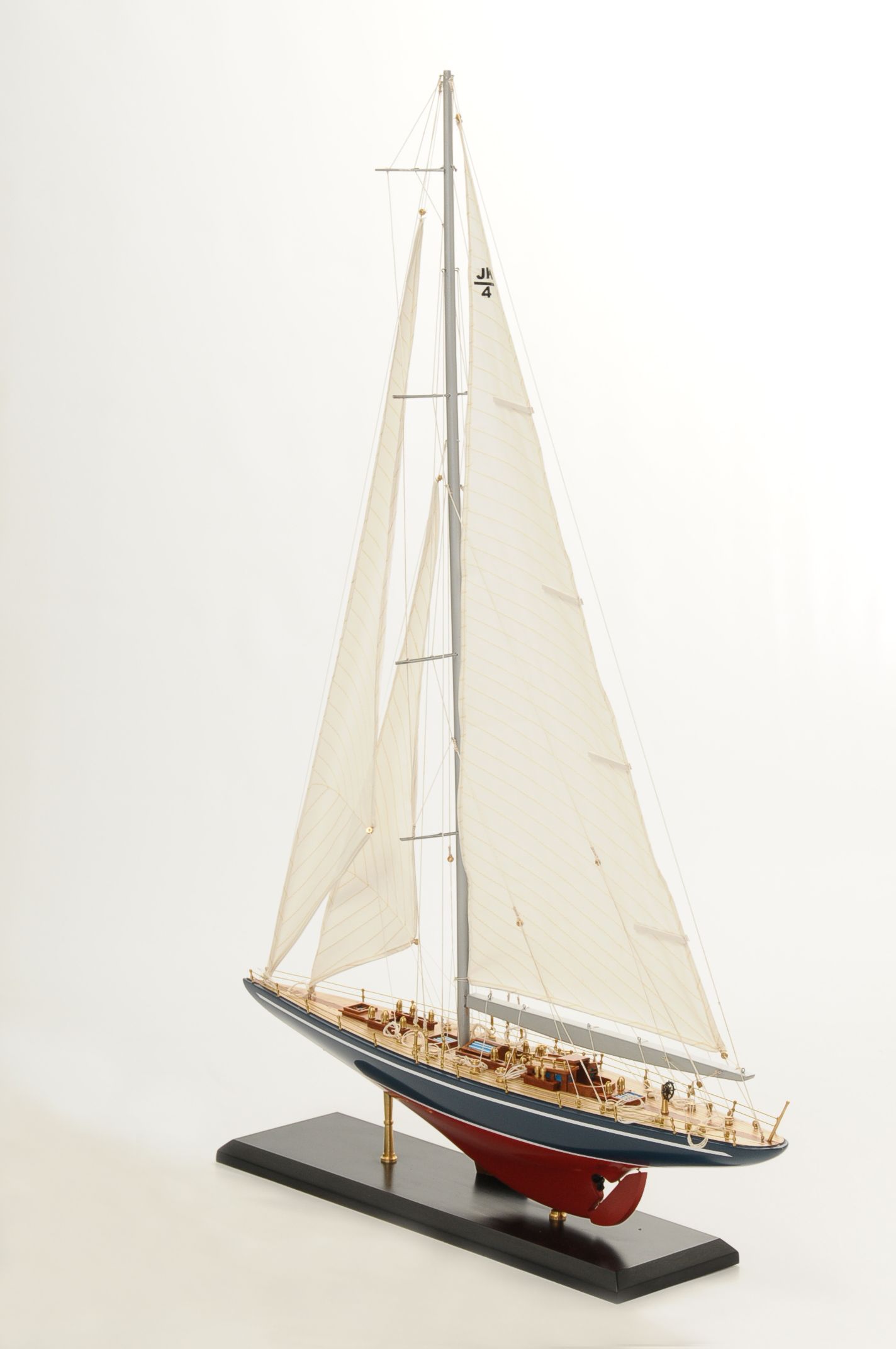 472-8255-Endeavour-Model-Yacht-Superior-Range