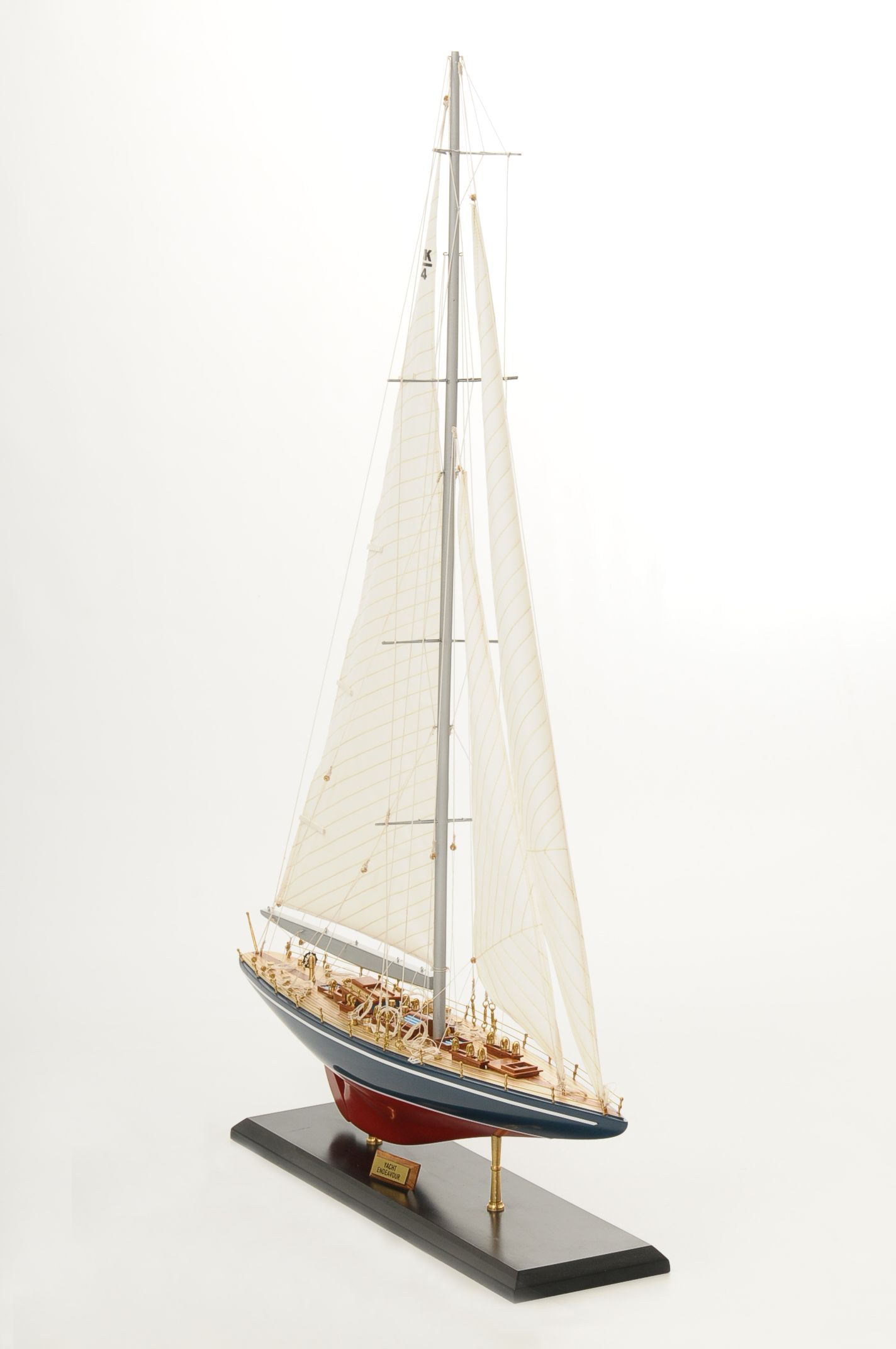 472-8256-Endeavour-Model-Yacht-Superior-Range