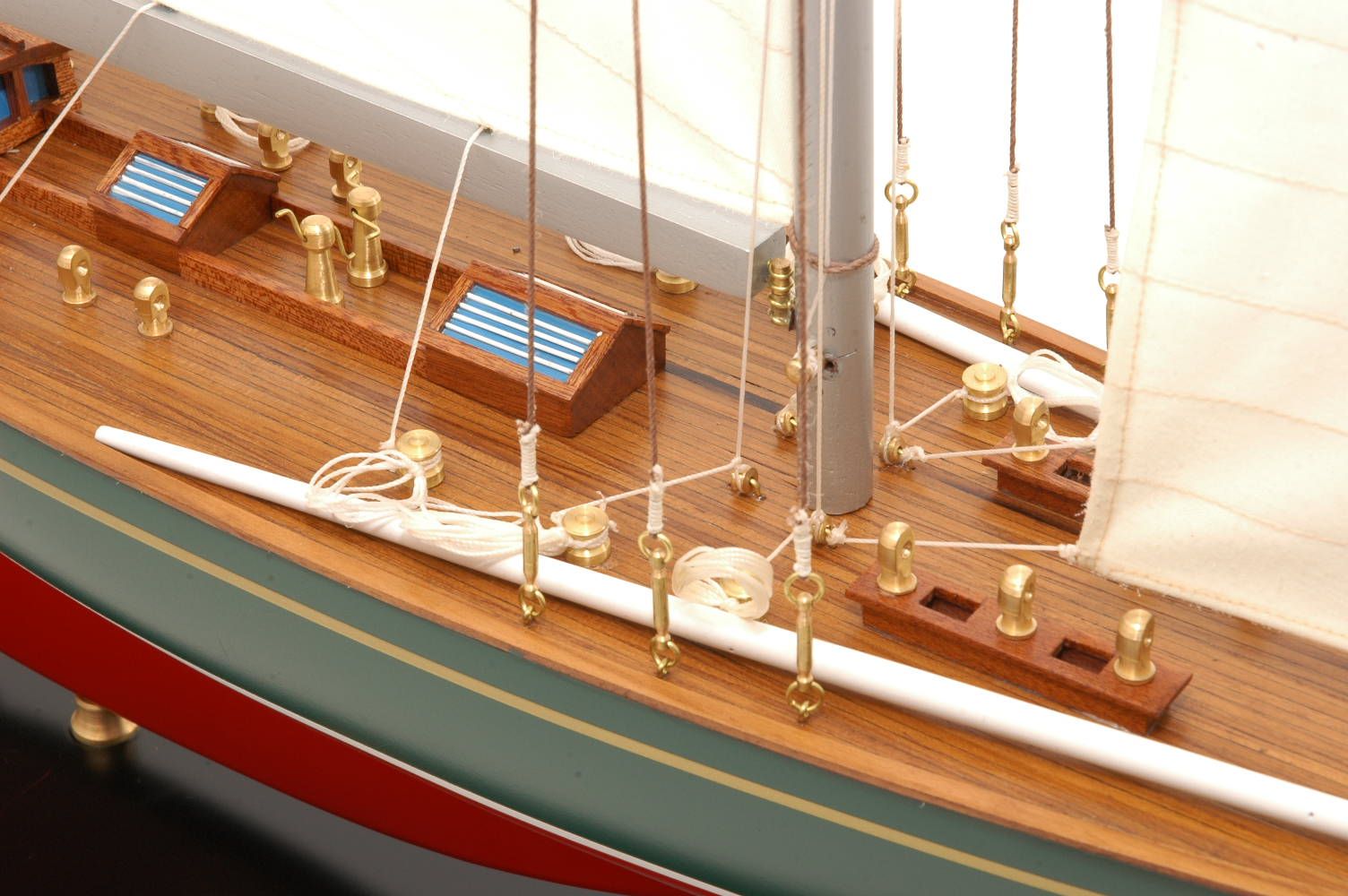 547-8391-Shamrock-Model-Yacht-Superior-Range