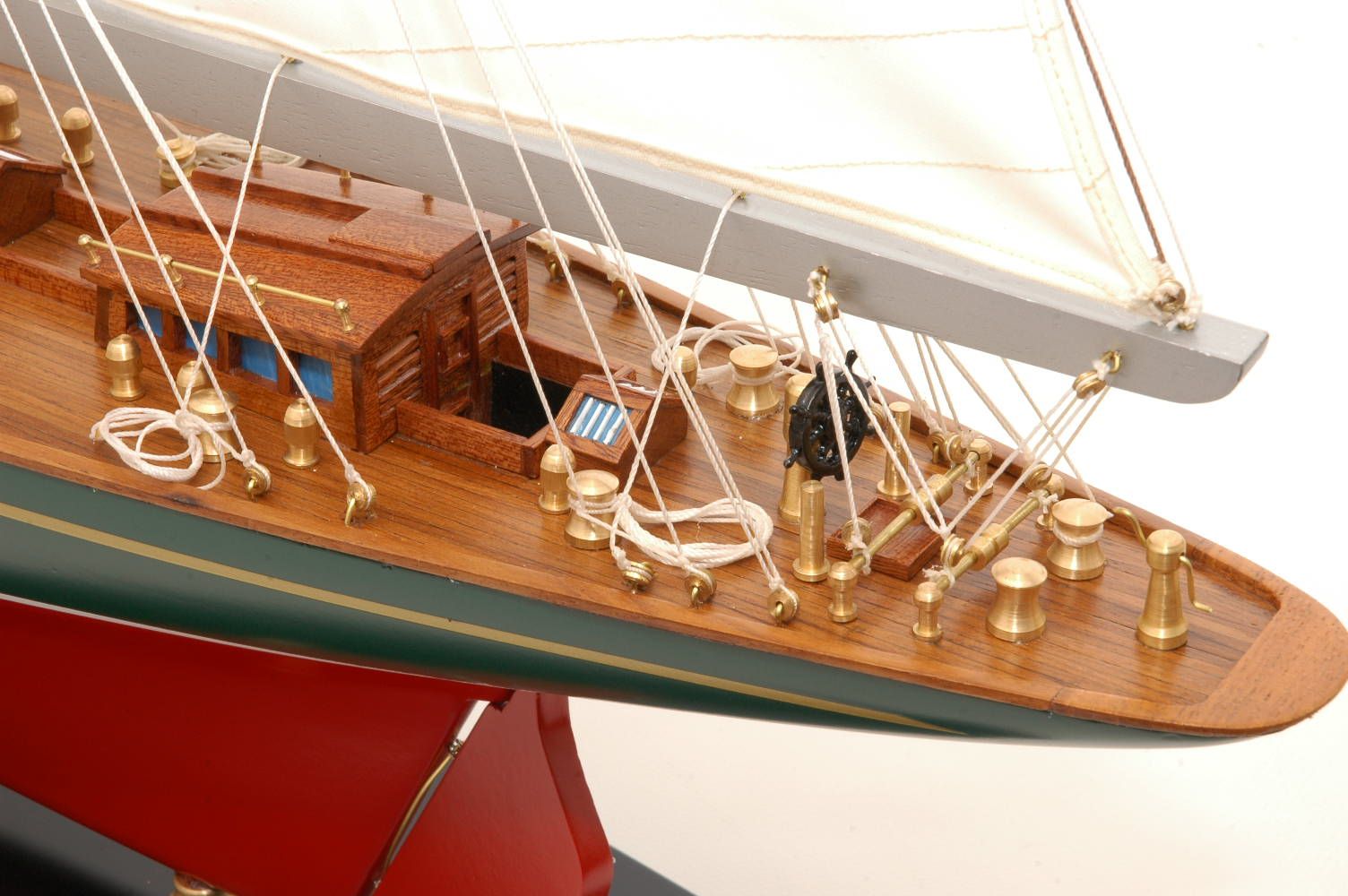 547-8392-Shamrock-Model-Yacht-Superior-Range
