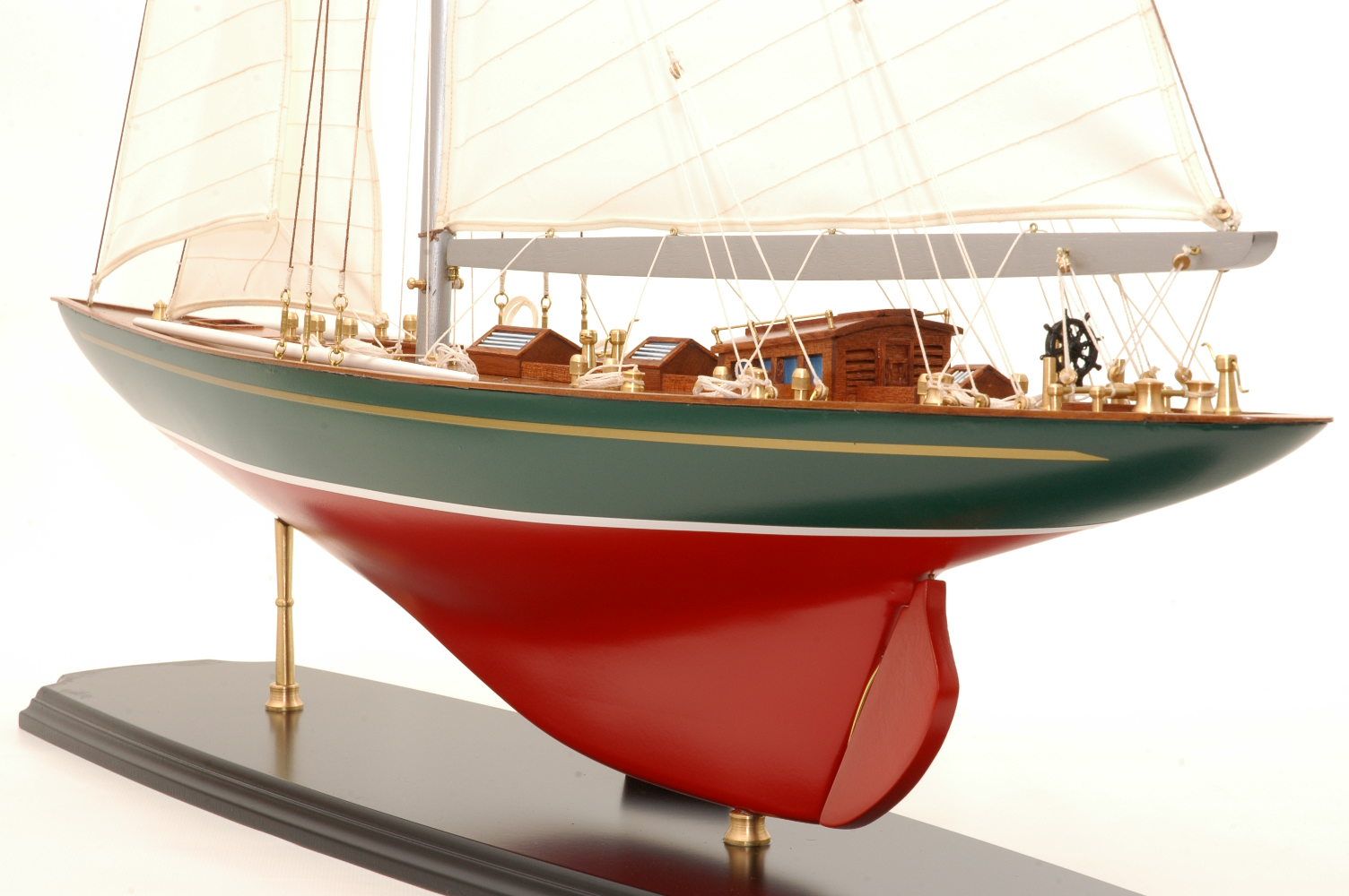 547-8395-Shamrock-Model-Yacht-Superior-Range