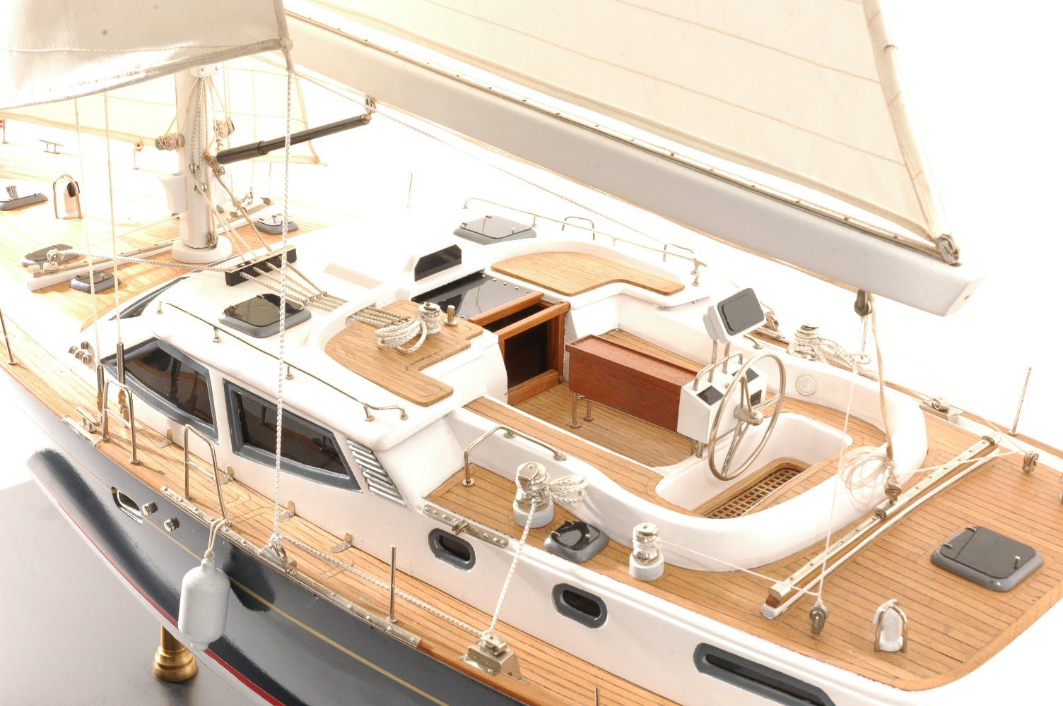555-6282-Discovery-55-model-yacht