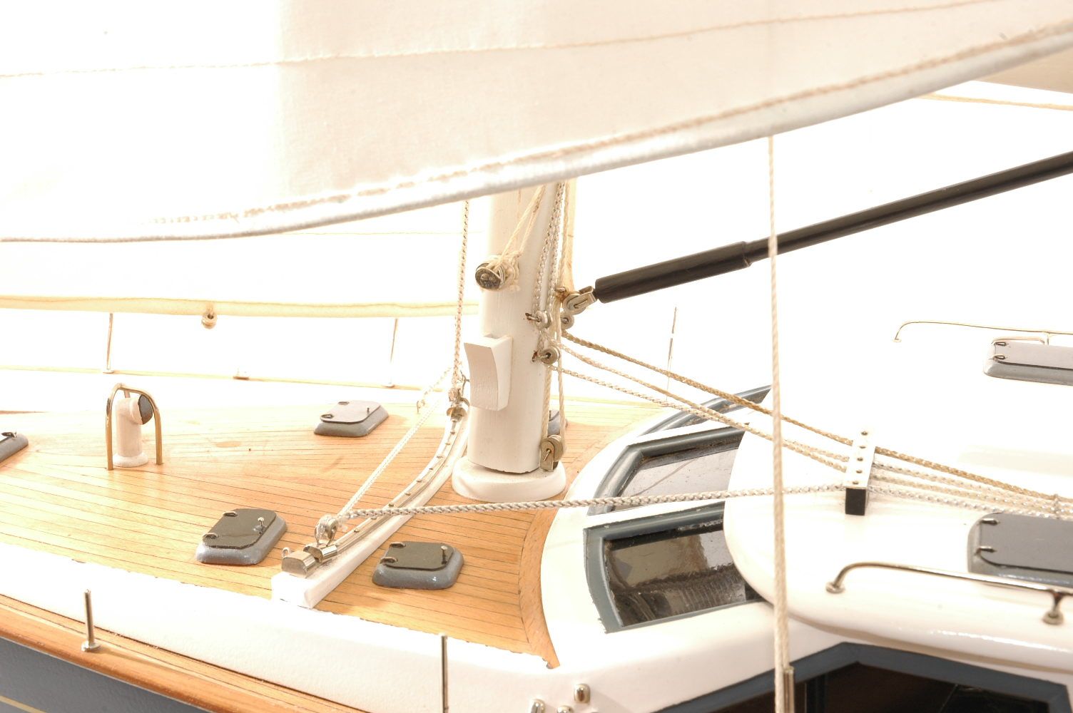 555-6284-Discovery-55-model-yacht