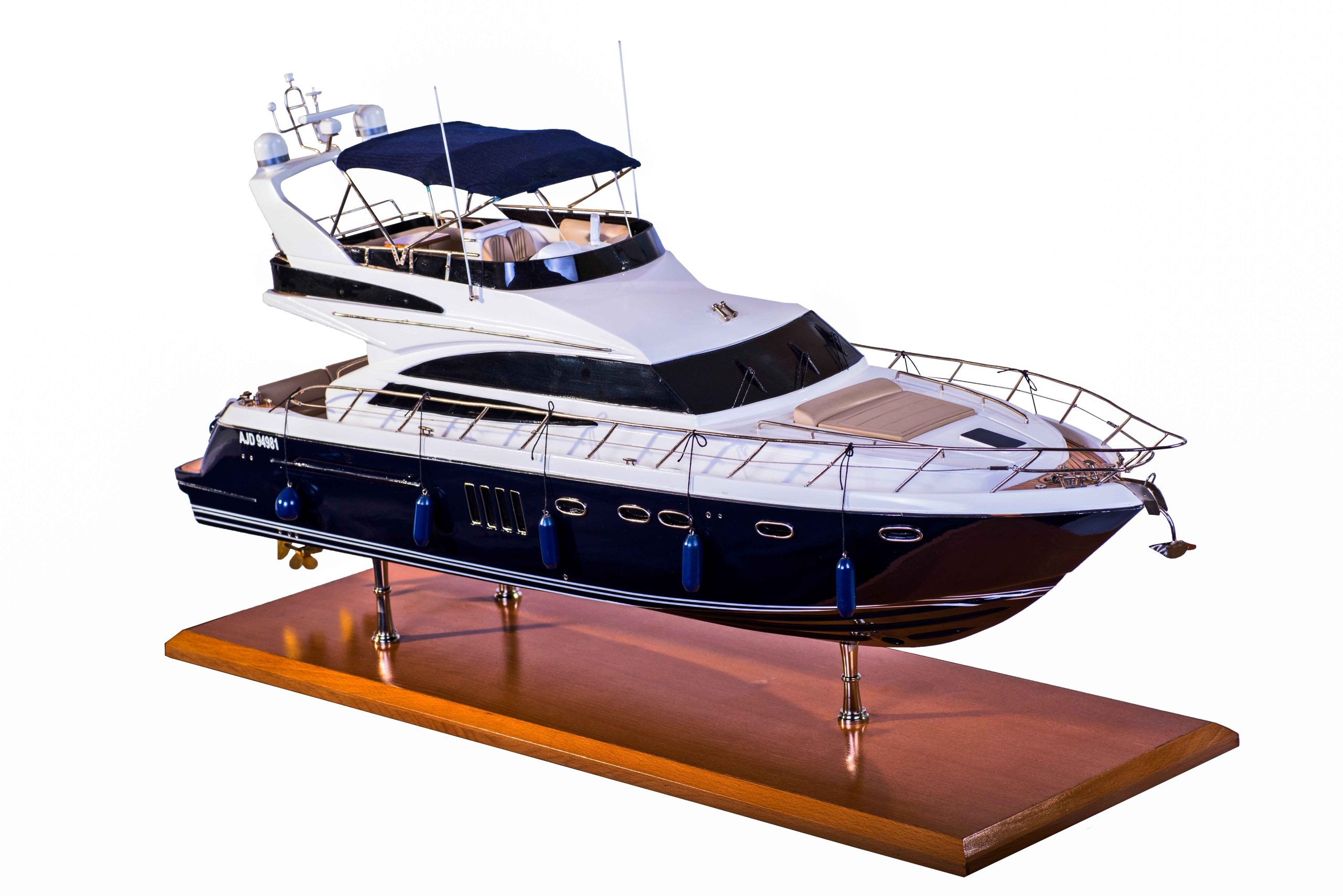 1683-9489-Princess-62-Model-Boat-Mooney-Bear-scaled