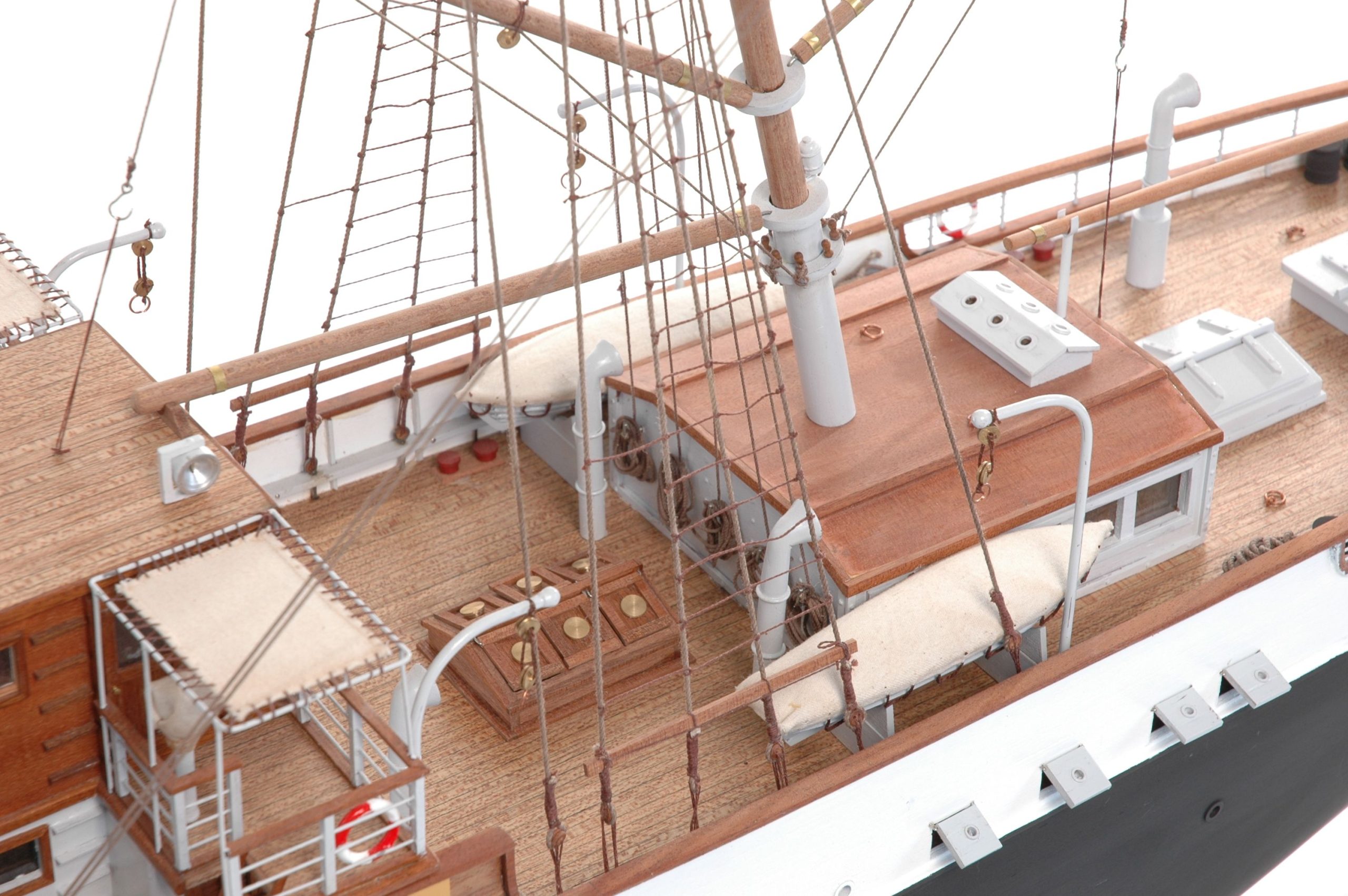 671-6333-G-G-Loudon-Ship-Model-Small-Premier-Range-scaled